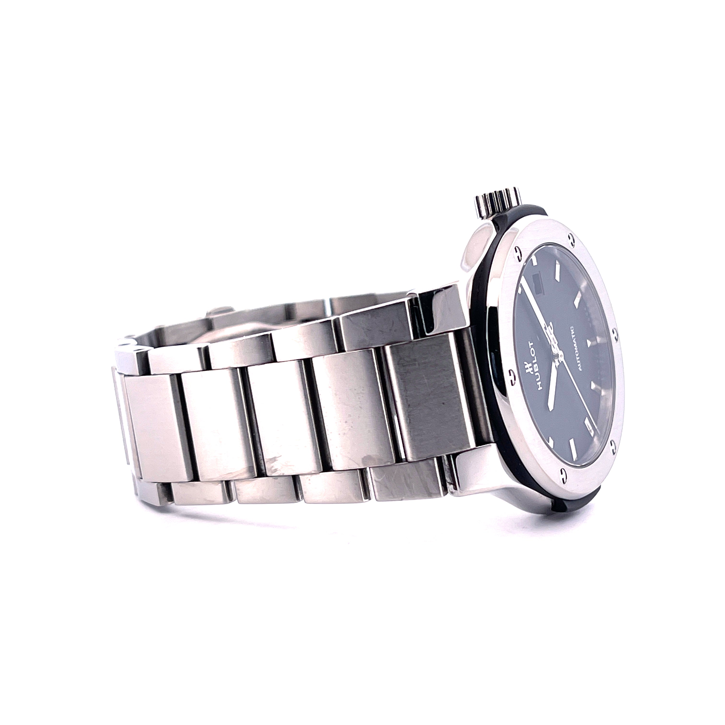 Hublot Classic Fusion 45mm Titangehäuse mit schwarzem Zifferblatt und Automatikwerk auf weissem Hintergrund