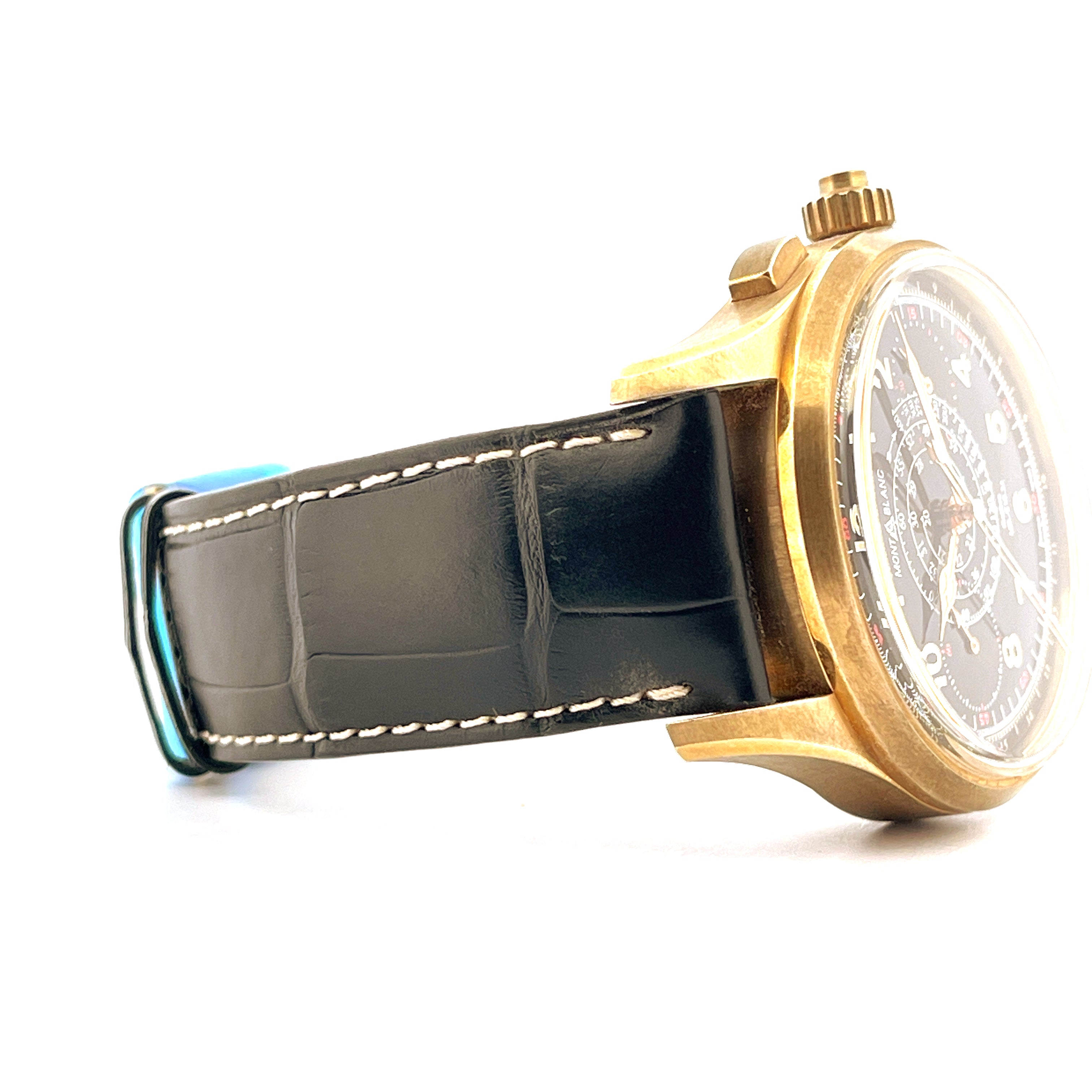 Seitenansicht einer Montblanc 1858 Split-seconds Chronograph aus Bronze mit schwarzem Lederarmband