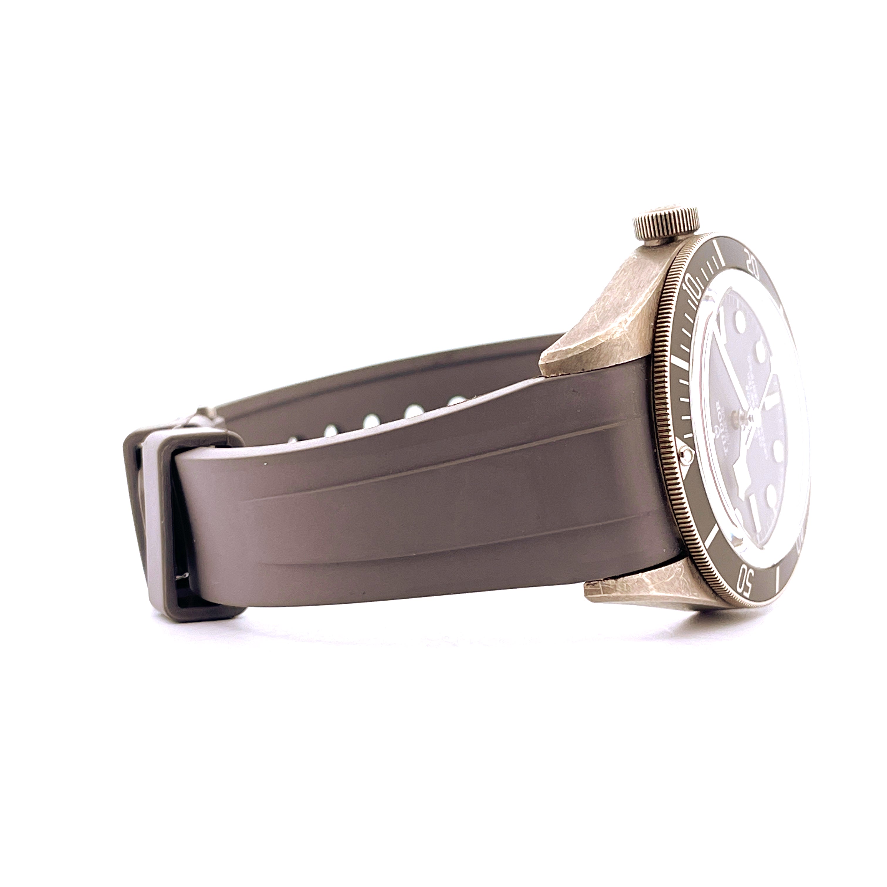 Seitenansicht einer Tudor Black Bay Fifty-Eight Silver aus dem Jahr 2022 mit silbernem Gehäuse und grauem Armband