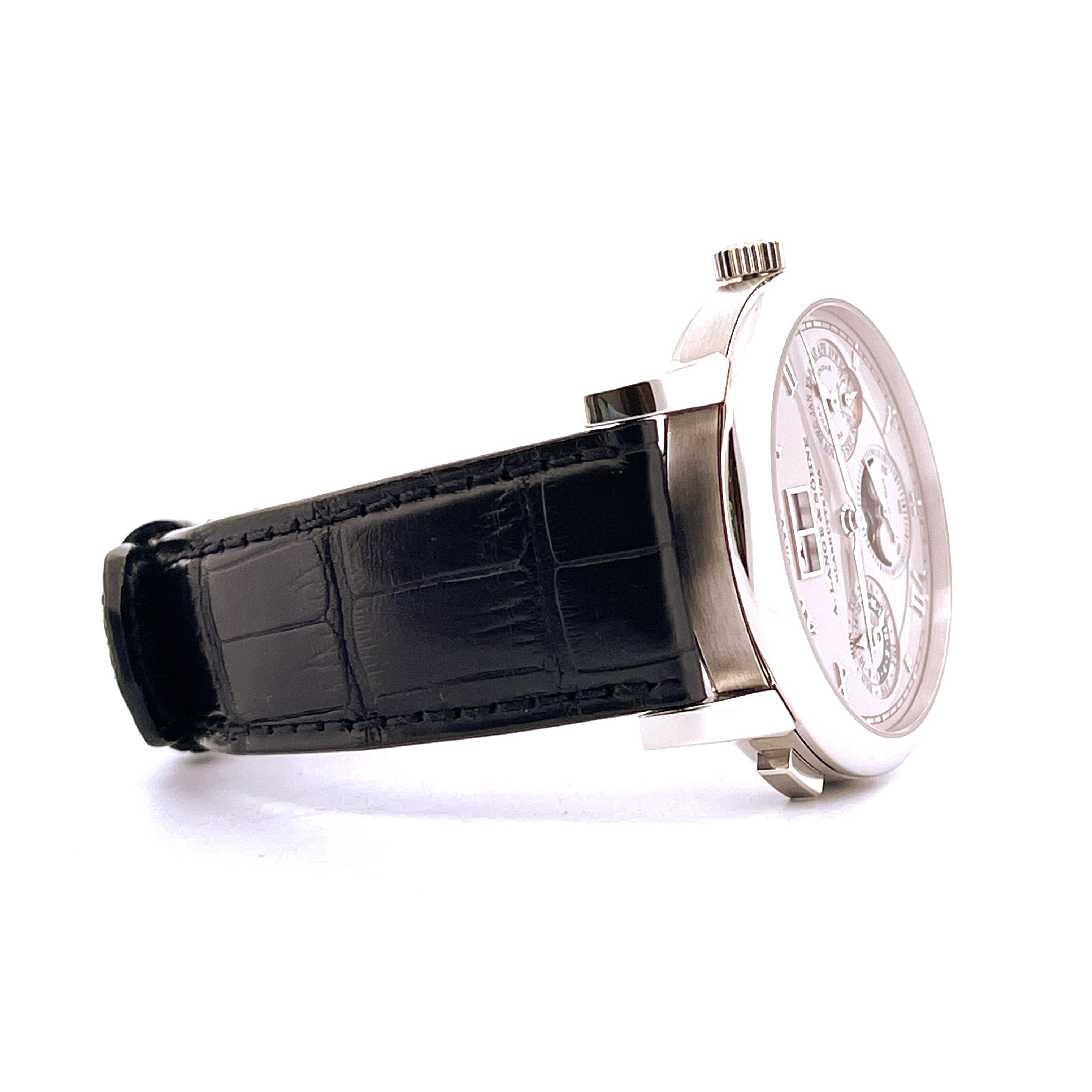 Seitenansicht einer A. Lange & Söhne Langematik Perpetual Platin Uhr mit schwarzem Krokolederarmband