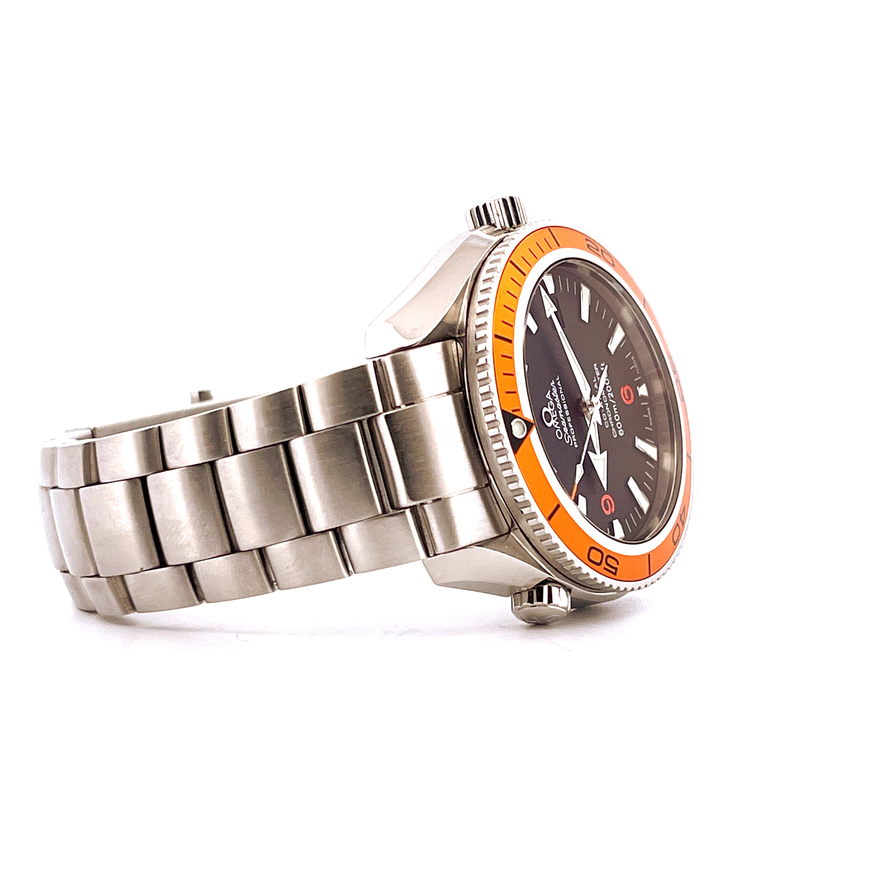 Omega Seamaster Planet Ocean Automatik Uhr mit orangefarbener Lünette und Edelstahlarmband auf weißem Hintergrund