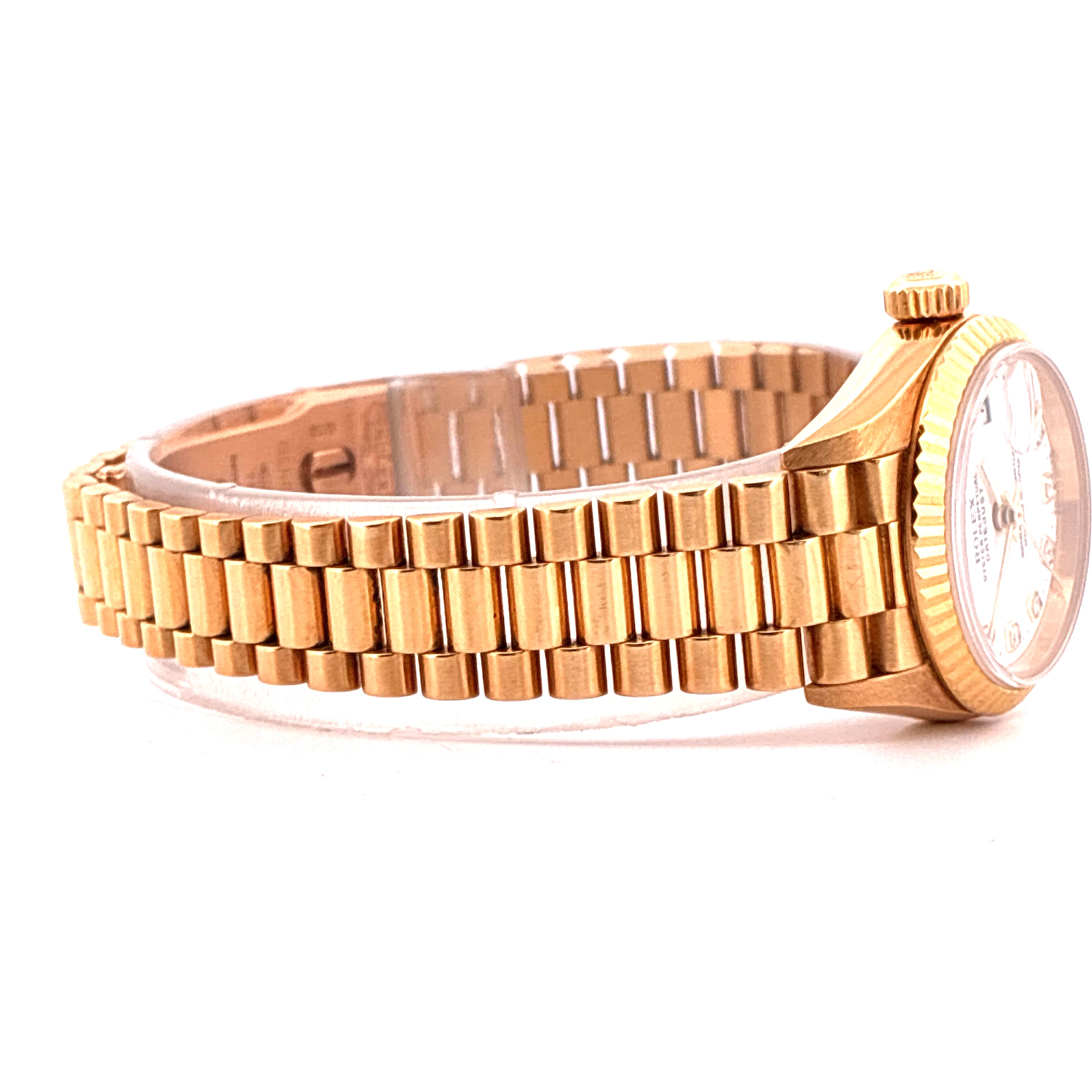 Rolex Lady-Datejust aus Gold im Seitenprofil mit goldenem Gliederarmband und weissem Zifferblatt