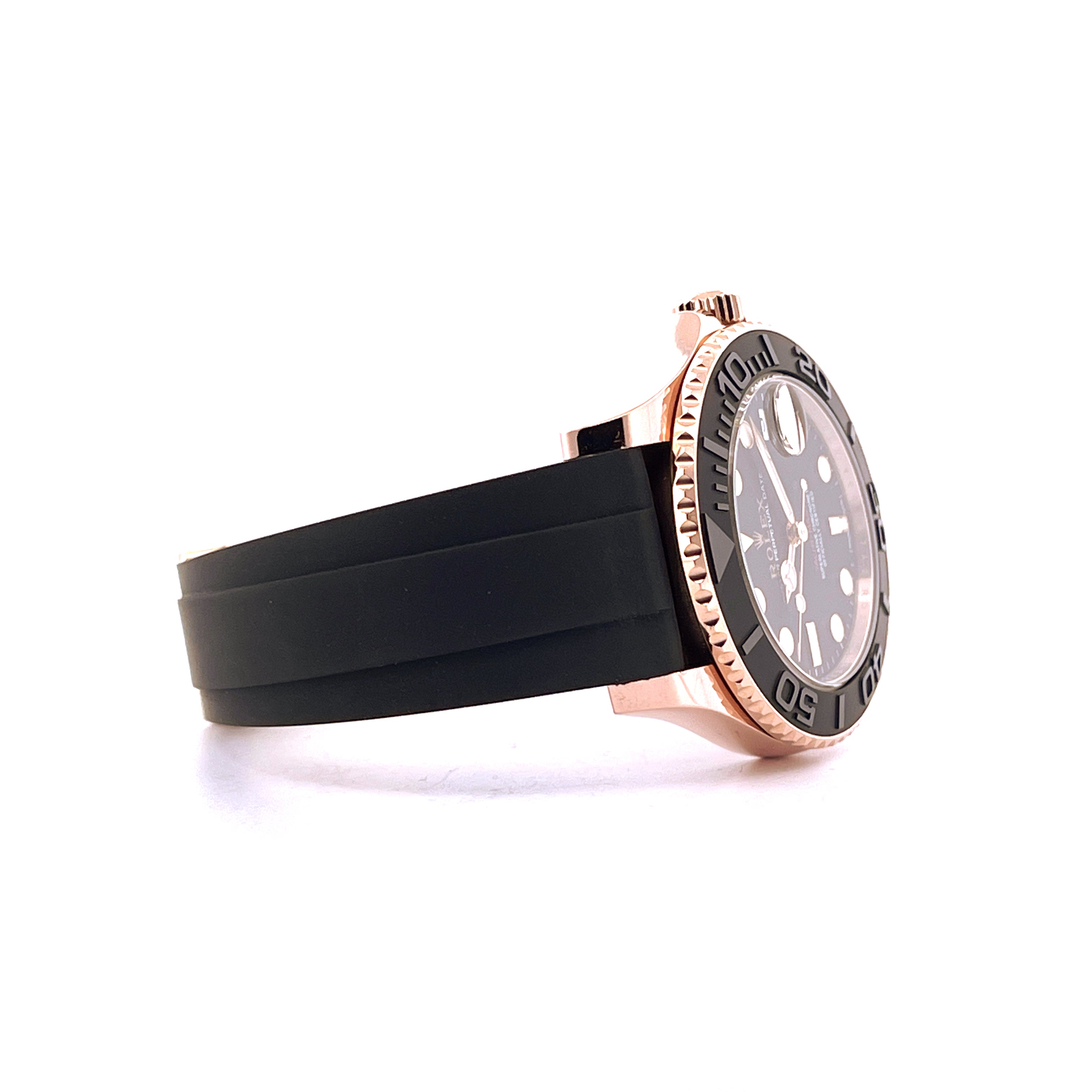 Rolex Yacht-Master 37 Everose Oysterflex Seitenansicht mit schwarzem Kautschukband und Roségoldgehäuse