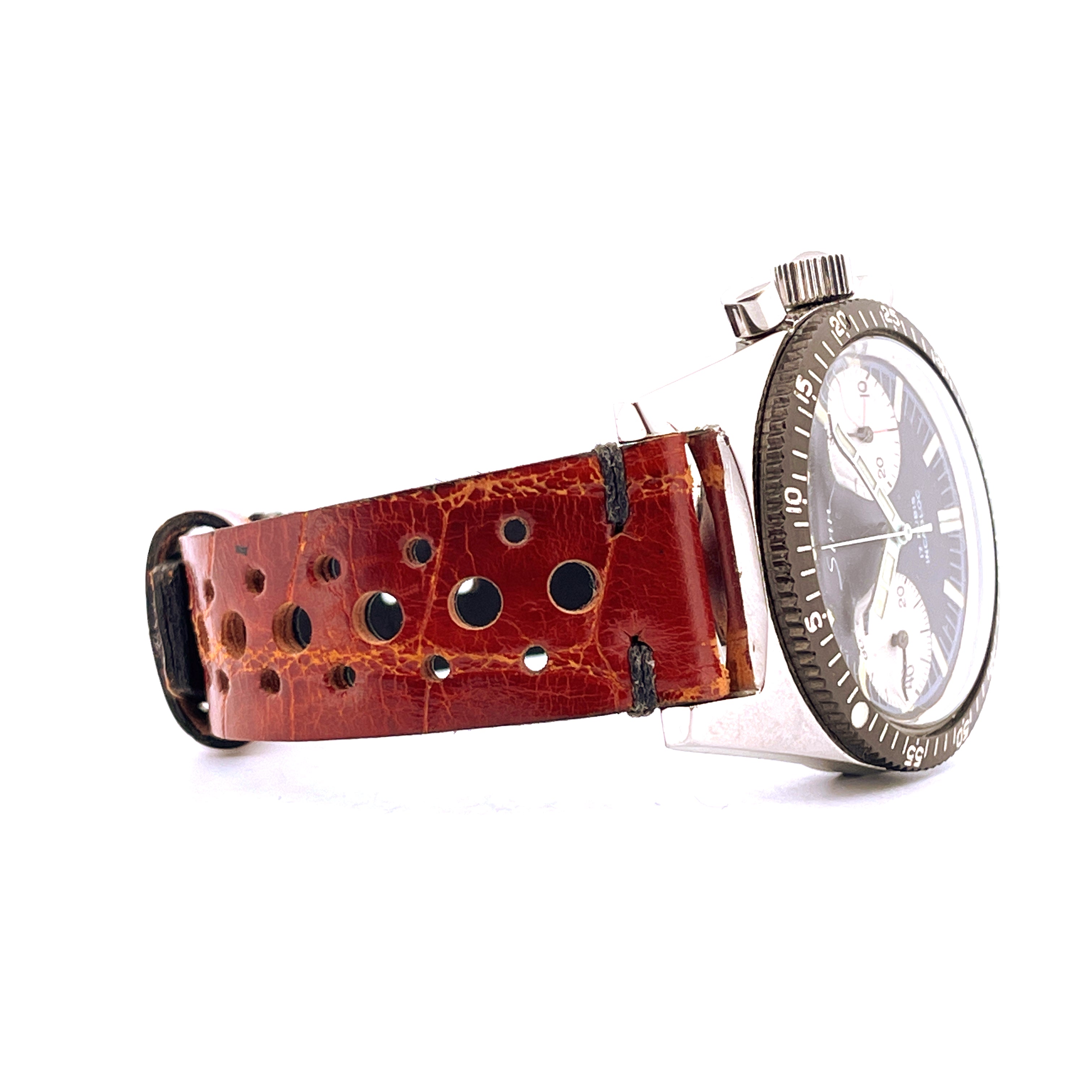 Sinn Vintage Chronograph 102A mit braunem Lederarmband auf weißem Hintergrund