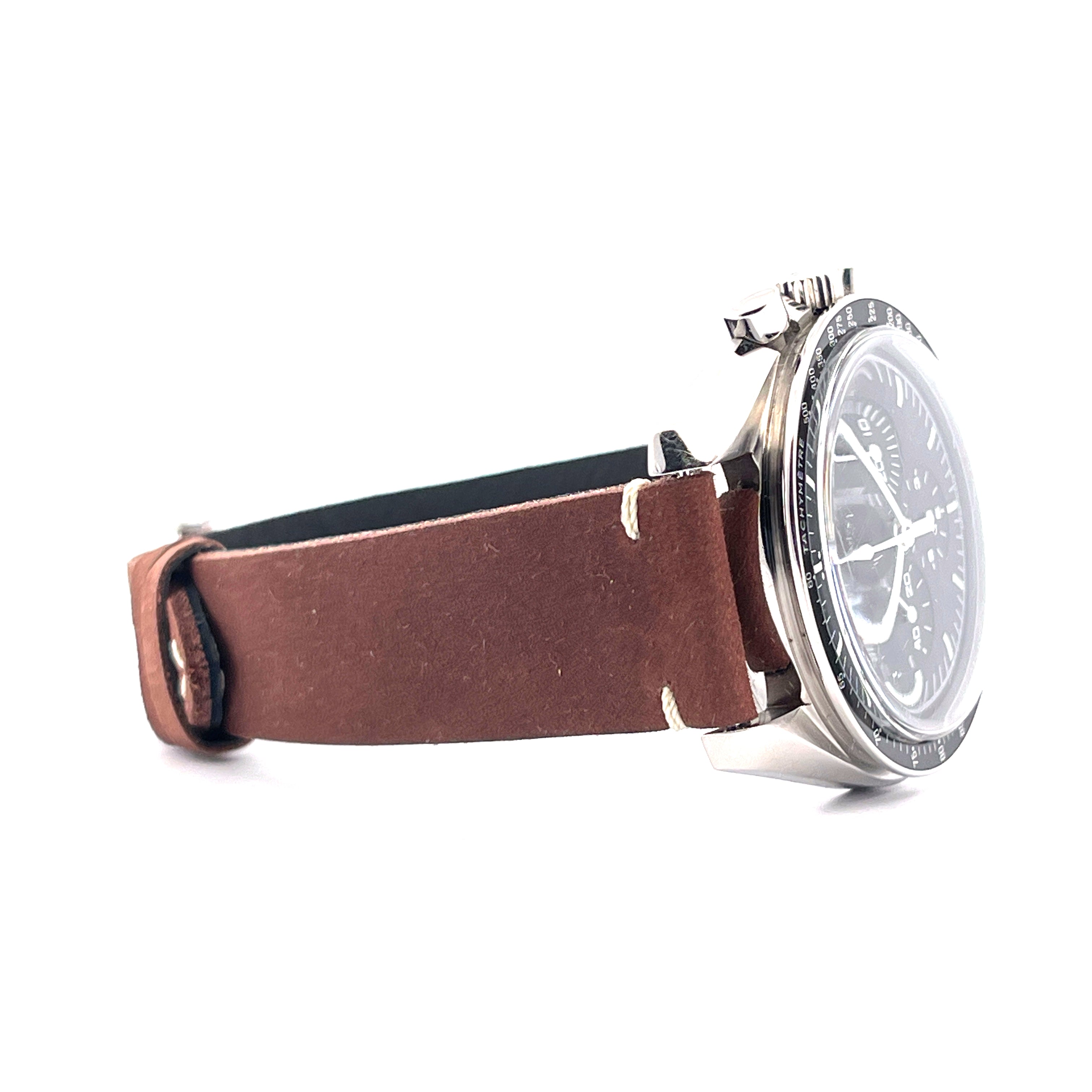 Omega Speedmaster Professional Moonwatch im Seitenprofil mit braunem Lederarmband und schwarzem Zifferblatt