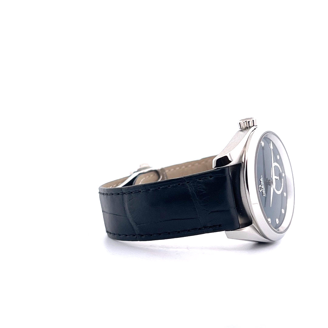 Omega Seamaster Aqua Terra 38mm Stahluhr mit schwarzem Lederarmband Seitenansicht auf weißem Hintergrund