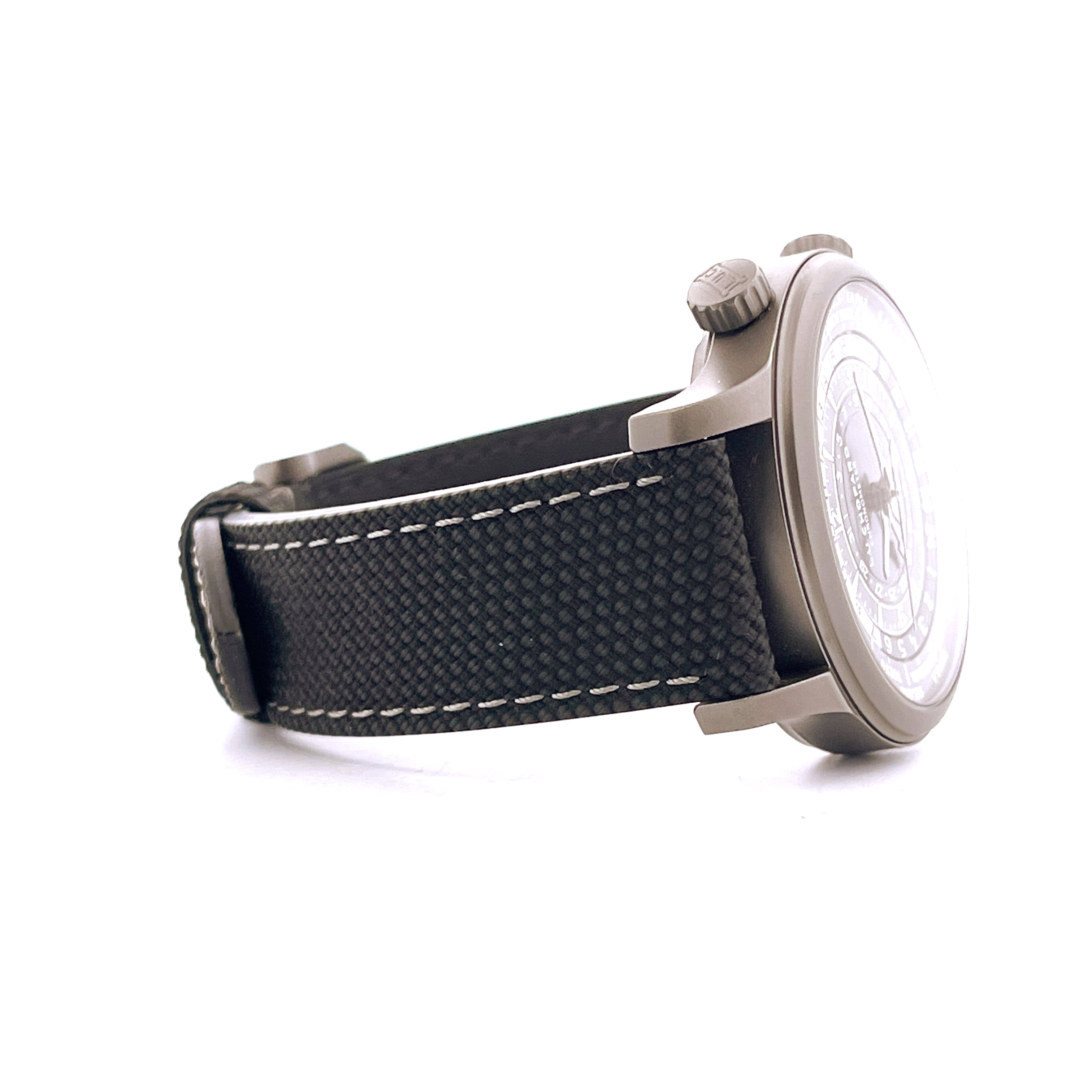 Chopard L.U.C Time Traveler One Black 1 of 250, Seitenansicht eines luxuriösen Herrenuhrengehäuses aus keramikisiertem Titan