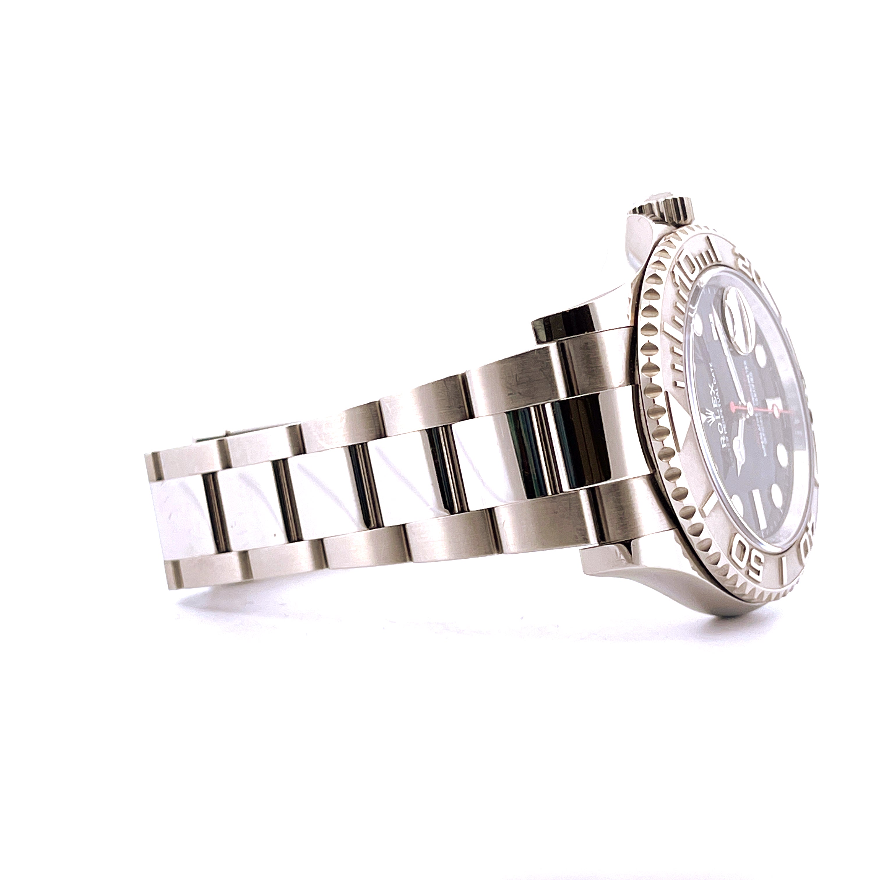 Rolex Yacht-Master 40 Blue im Seitenprofil auf weißem Hintergrund mit Edelstahlarmband