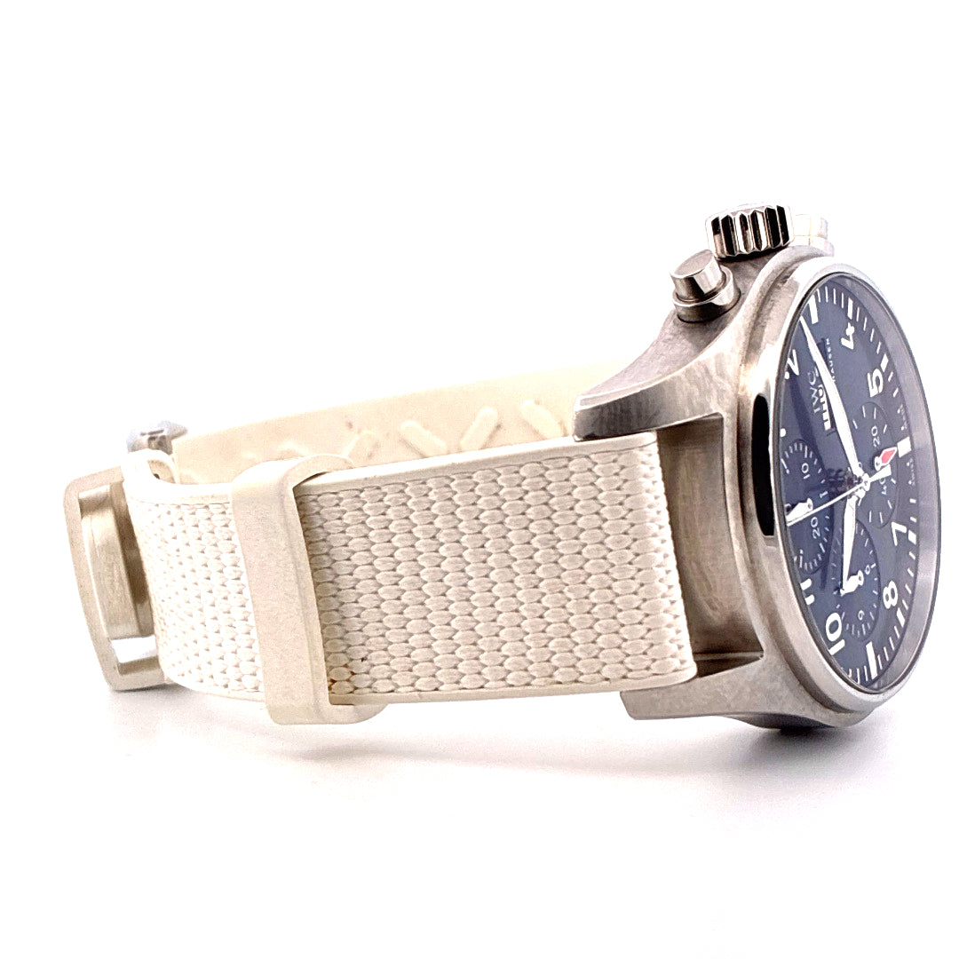 IWC Pilot´s Watch Chronograph mit hellem Textilarmband in Seitenansicht auf weißem Hintergrund