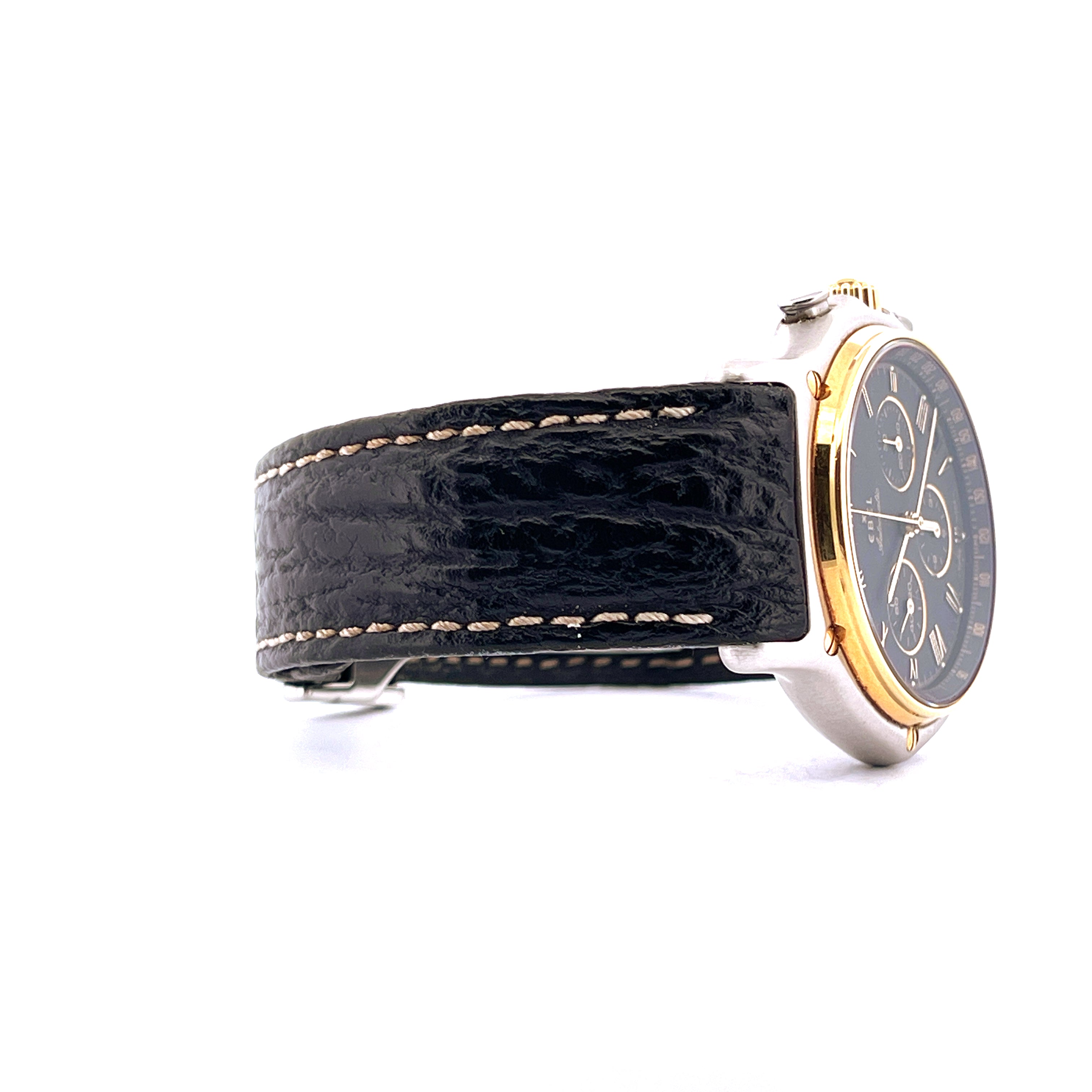 Ebel El Primero Chronograph Stahl/Gold mit schwarzem Lederarmband Seitenansicht auf weißem Hintergrund