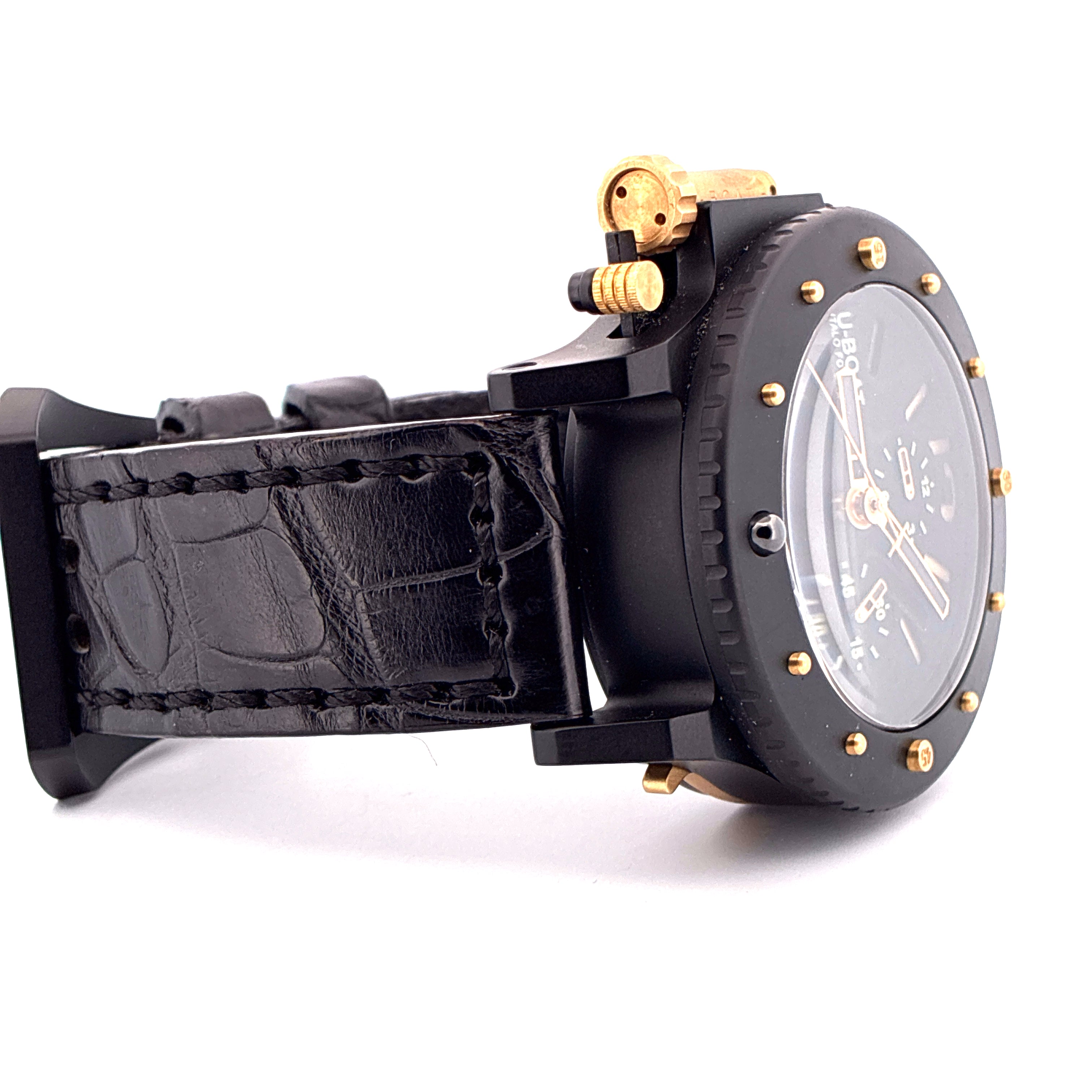 U-Boat U-42 Uhr im Seitenprofil mit schwarzem Lederarmband und goldenen Akzenten auf weissem Hintergrund