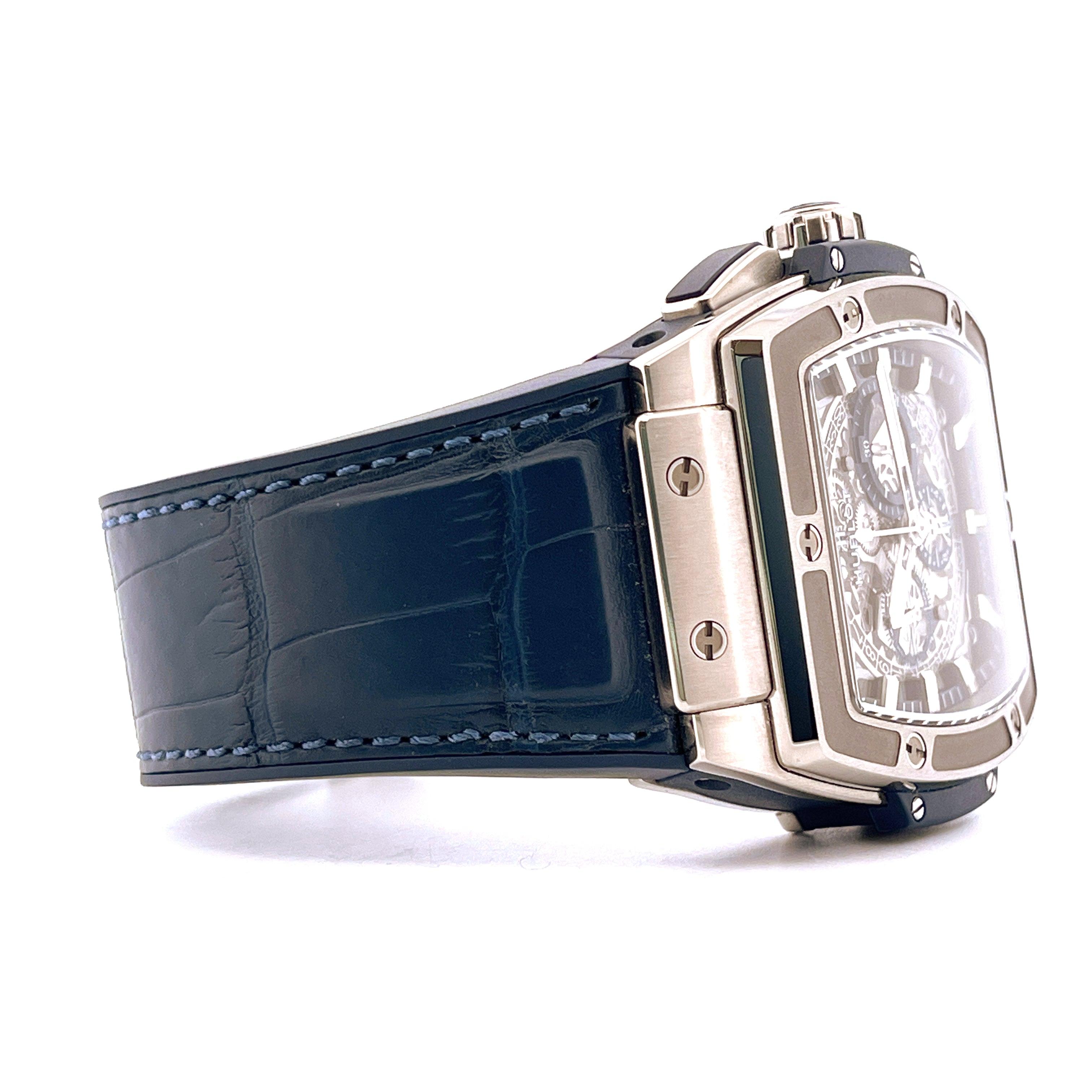 Hublot Spirit Of Big Bang Blue Titan mit blauem Kroko-Armband Seitenansicht auf weißem Hintergrund