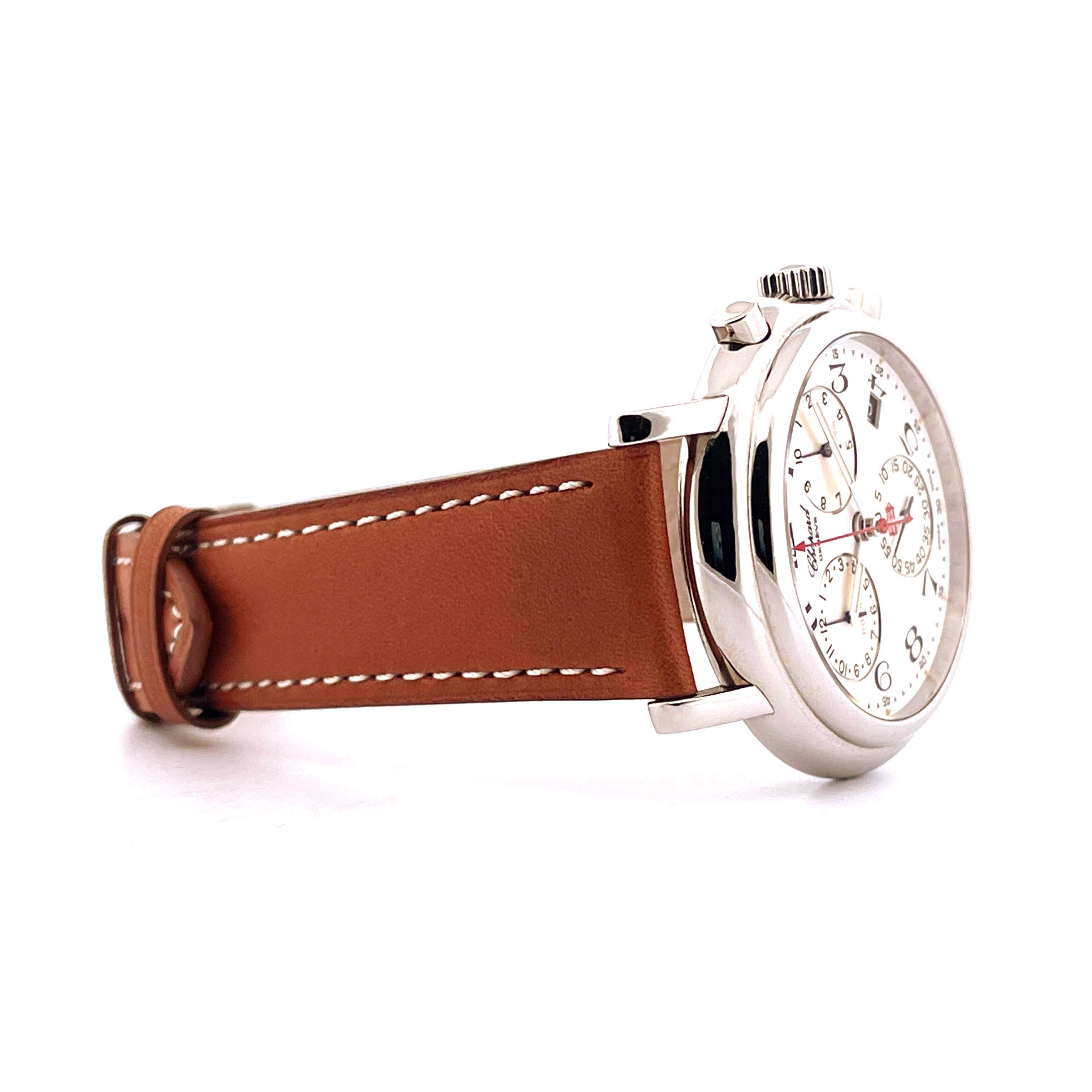 Chopard Mille Miglia Quarz im Seitenprofil mit braunem Lederarmband vor weißem Hintergrund
