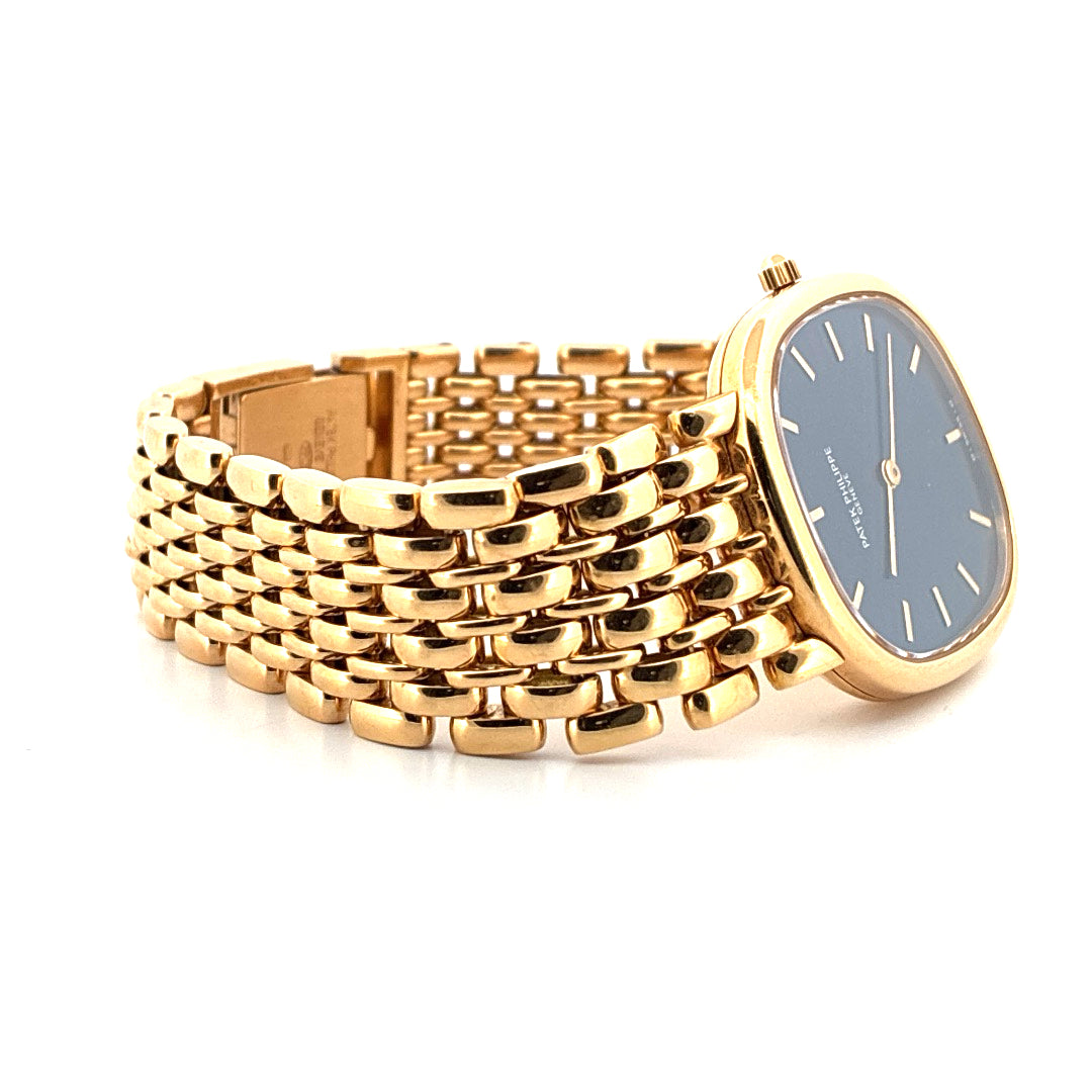 Patek Philippe Ellipse d'Or aus Gelbgold mit grauem Zifferblatt und feingliedrigem Armband auf weissem Hintergrund