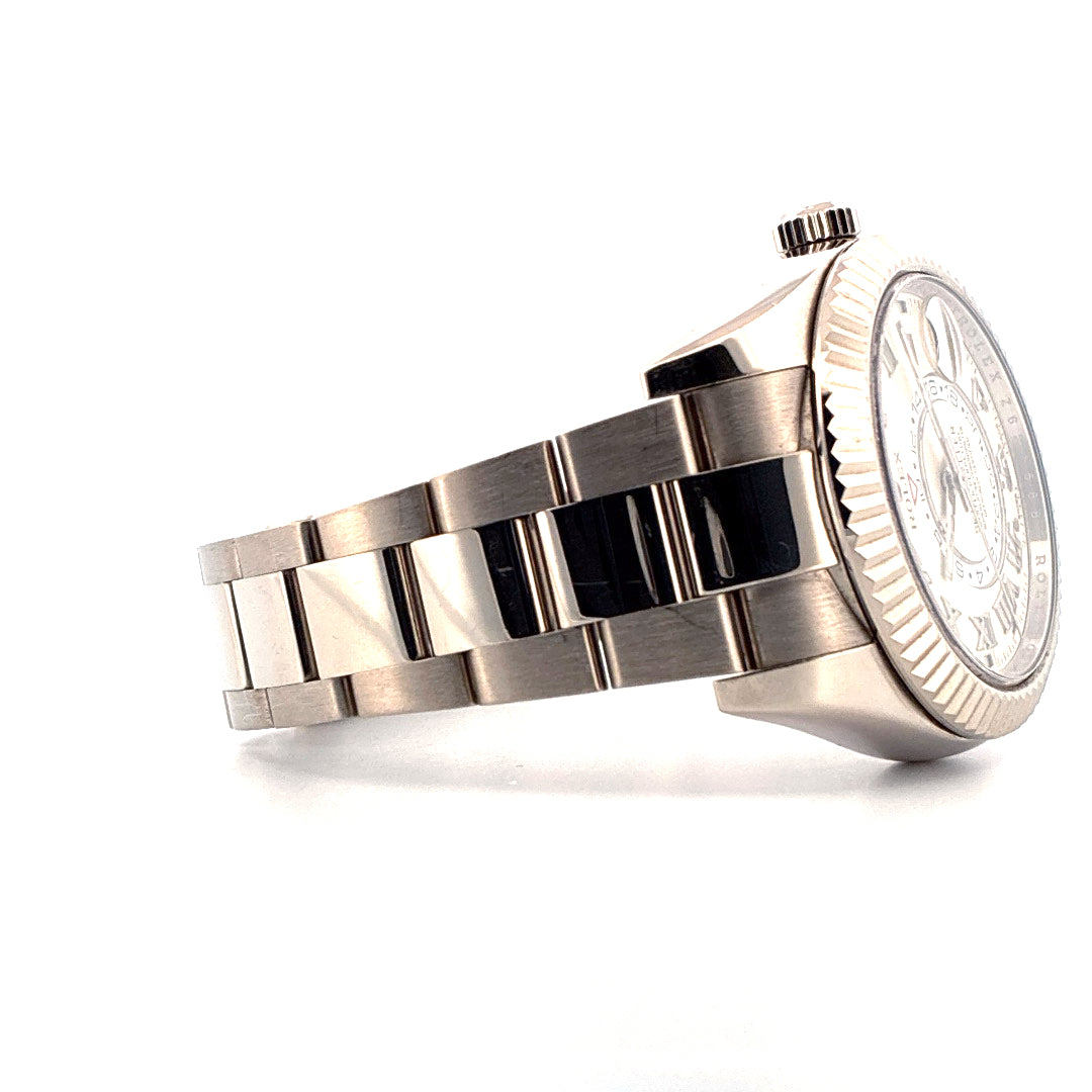 Rolex Sky Dweller 42mm Weißgold, Seitenansicht mit Armband und geriffelter Lünette