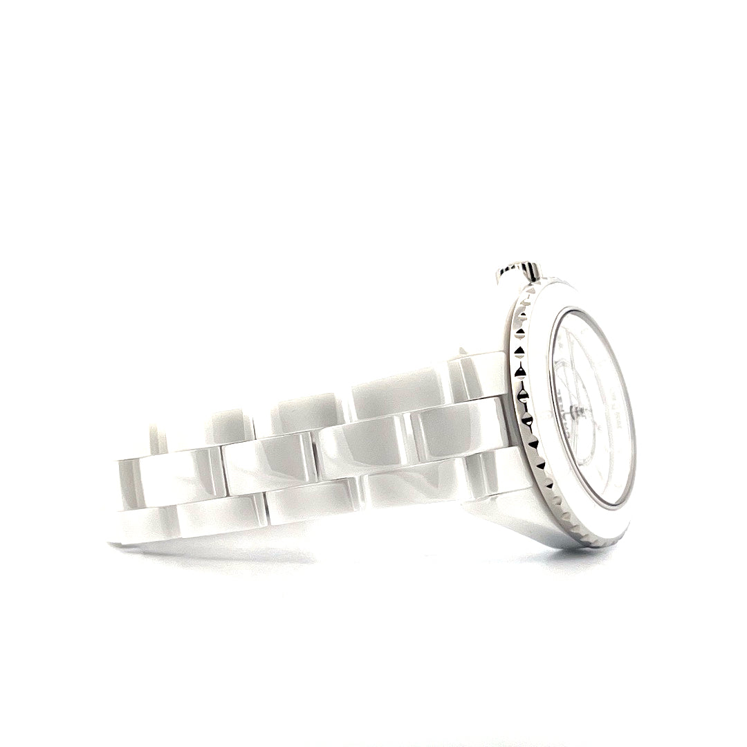 Chanel J12 33mm Keramik Quarz neu mit glänzendem weißen Gliederarmband und Zifferblatt in Seitenansicht