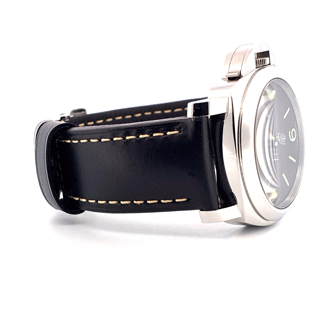 Panerai Luminor Base Logo 2018 aus Edelstahl mit schwarzem Lederarmband auf weißem Hintergrund