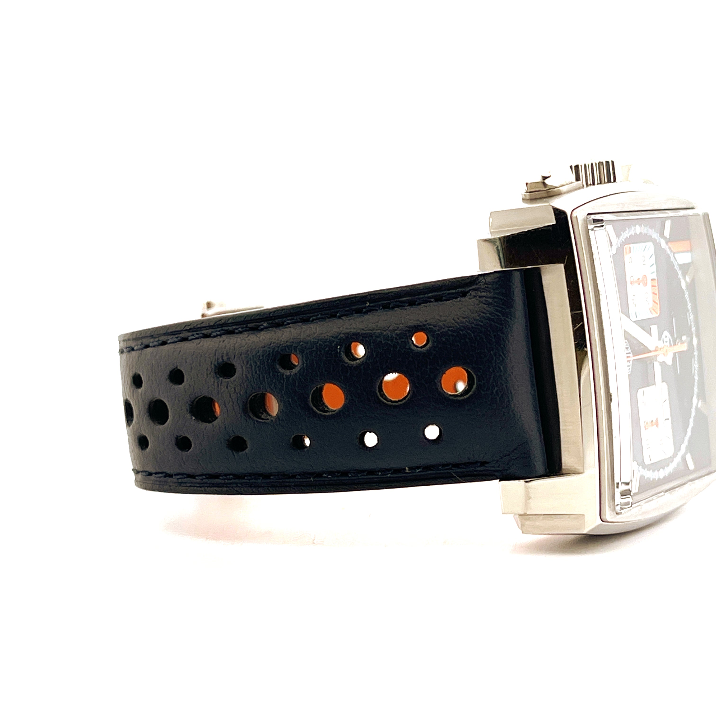 Seitenansicht einer Tag Heuer Monaco Gulf Automatik-Uhr mit schwarzem Lochlederarmband