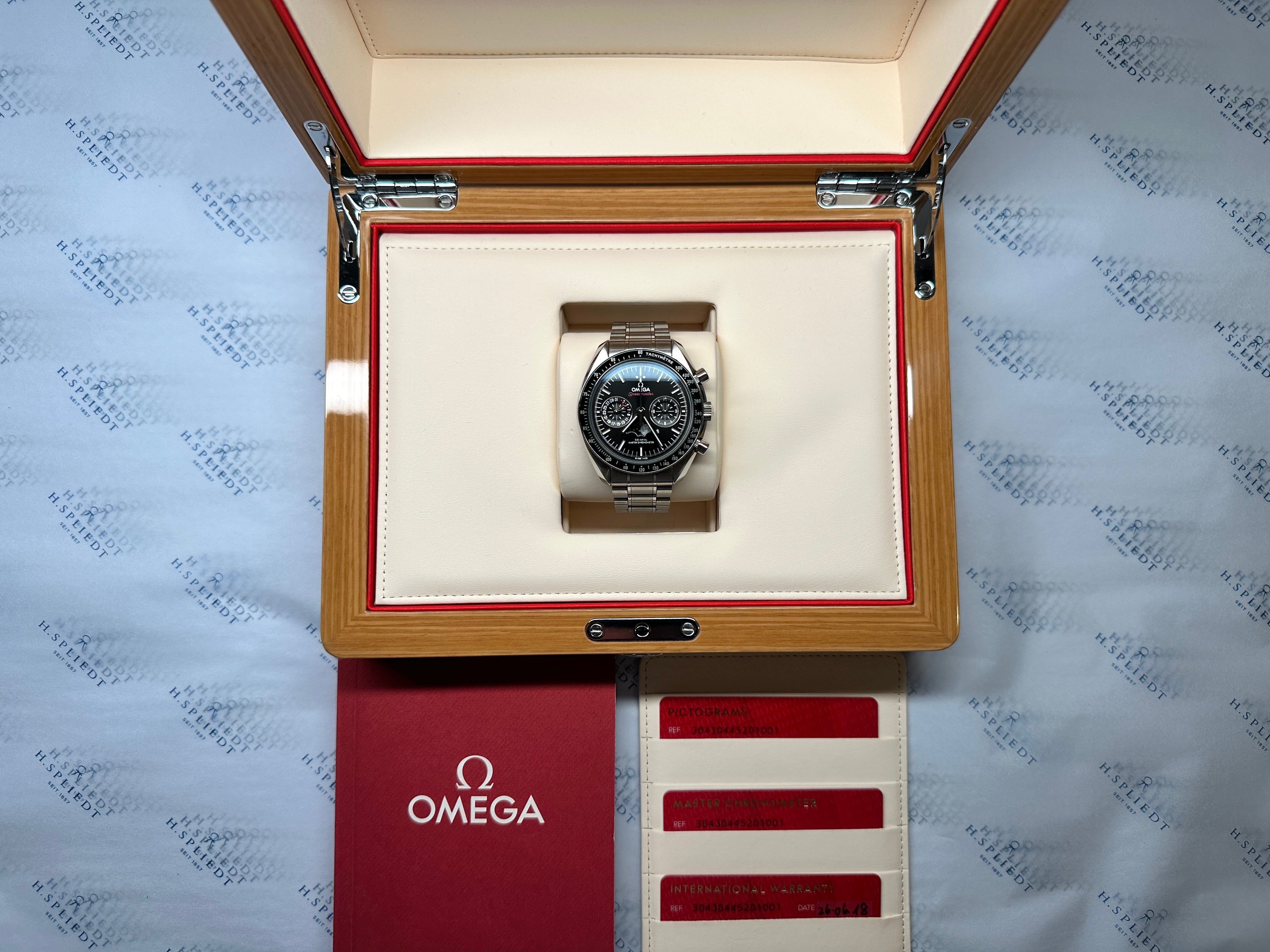 Omega Speedmaster Moonwatch Moonphase 44,25 Automatic in Holzbox mit Zertifikaten