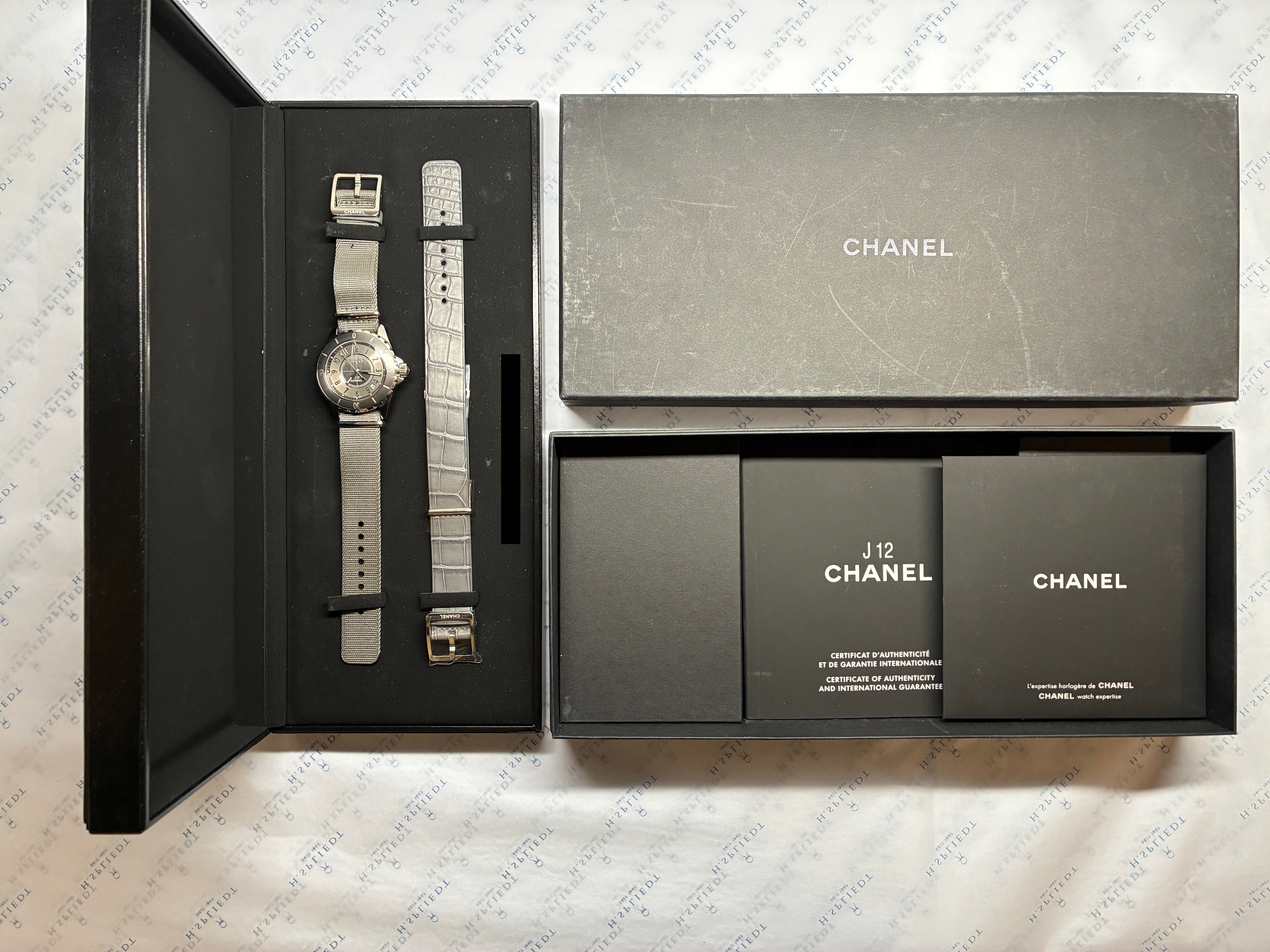 Chanel J12-G10 Set mit Uhr, Ersatzarmband und Dokumenten in schwarzer Box