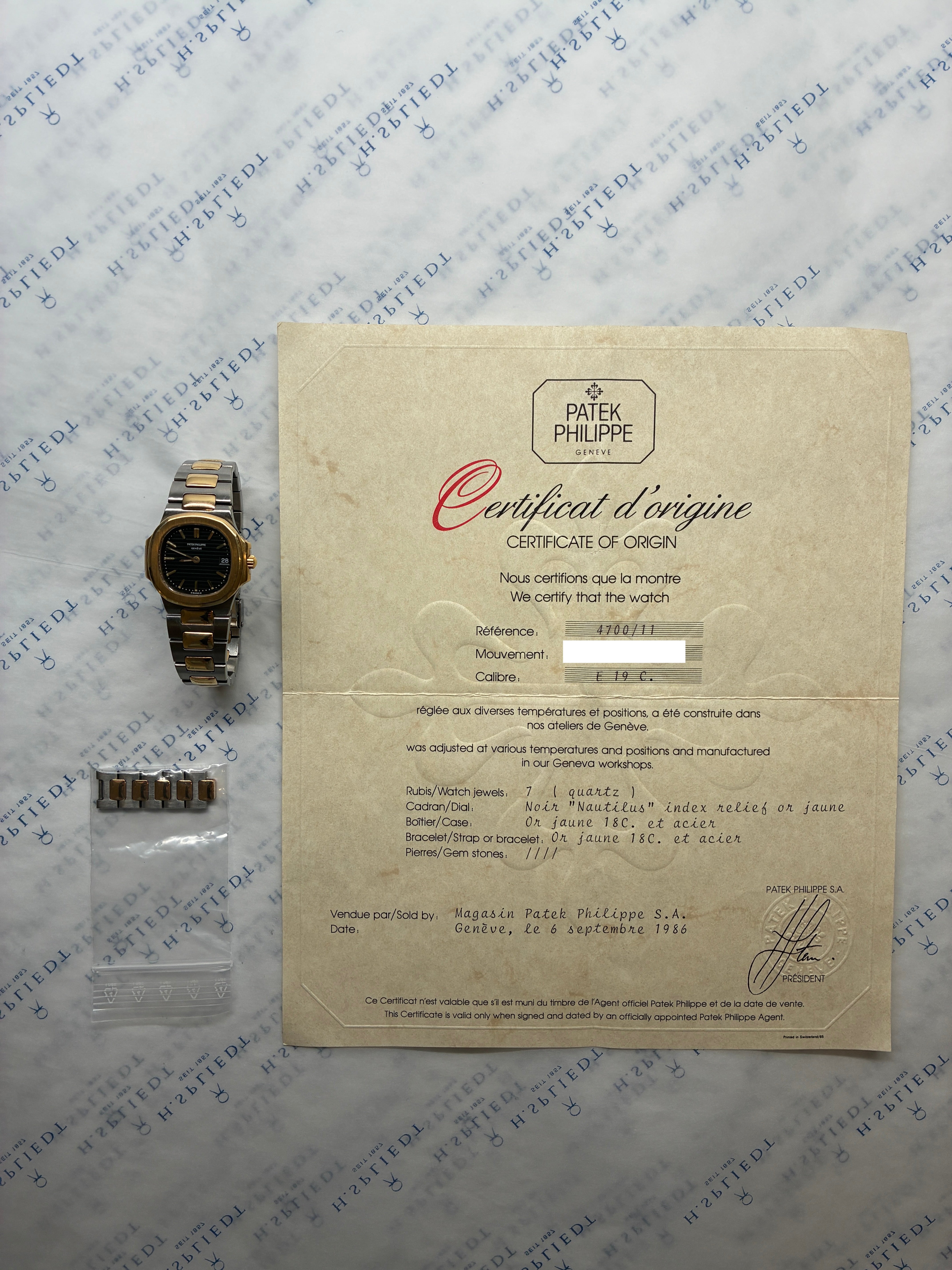 Nautilus / very rare / Sigma dial / Bicolor / Papers / 1986