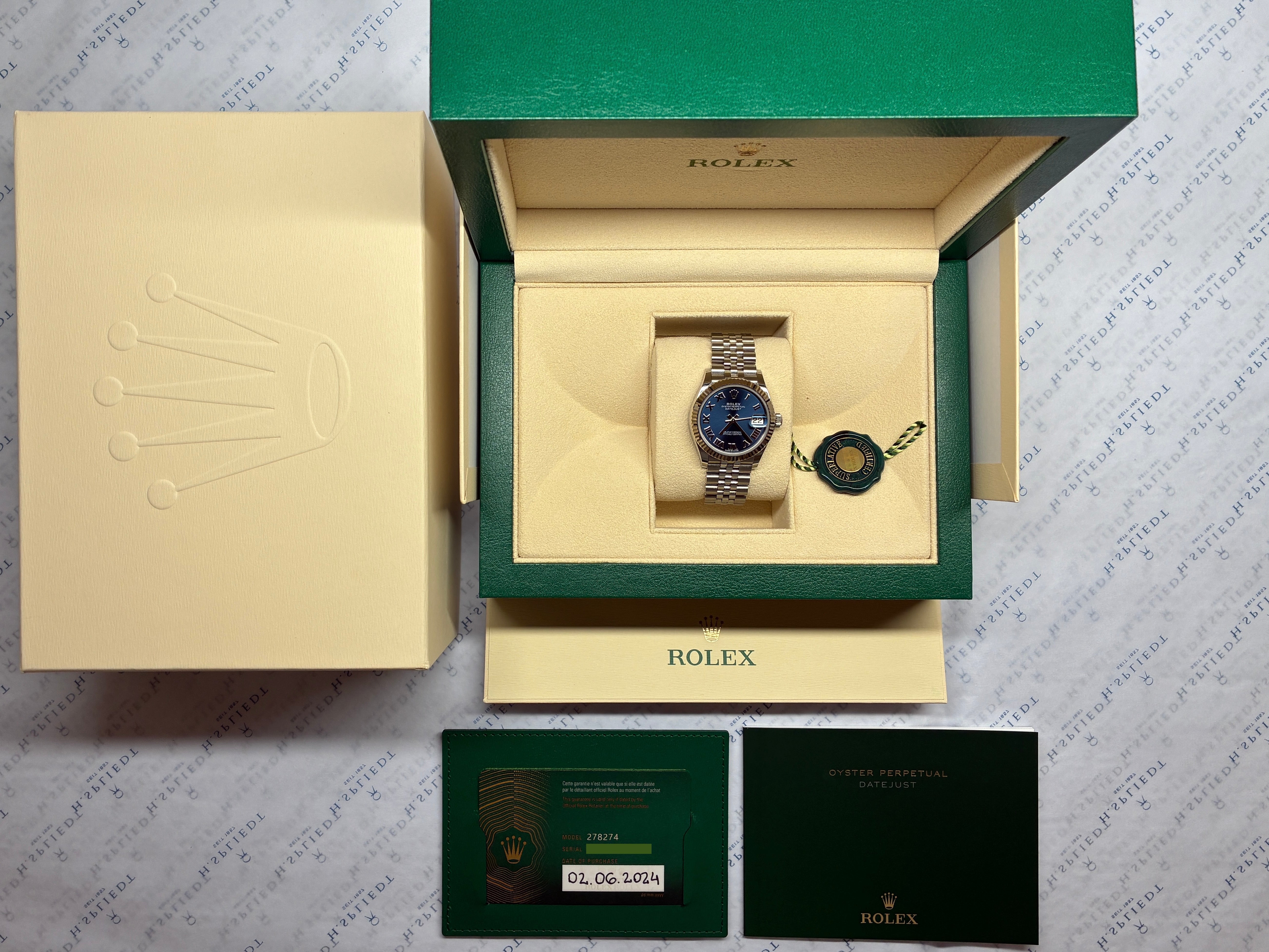 Rolex Datejust 31 mit blauem Zifferblatt im offenen grünen Etui mit Papieren und Box