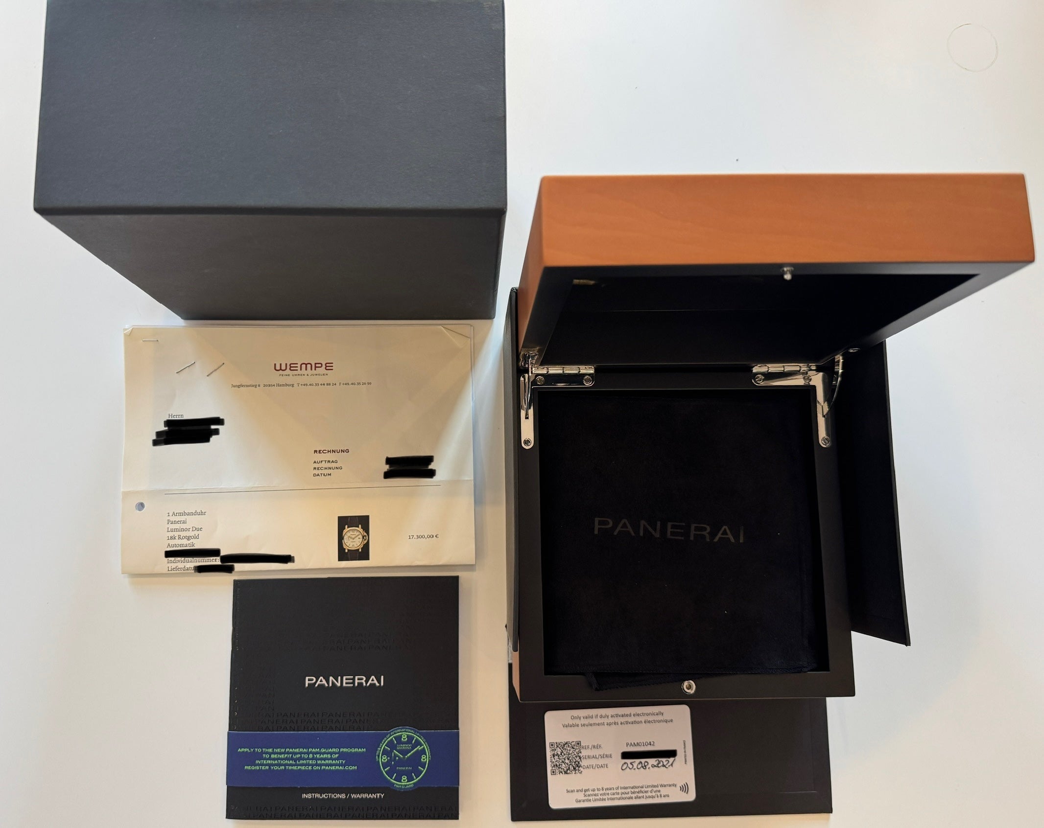 Panerai Luminor Due 42mm Roségold Automatik in einer geöffneten Holzbox mit Papieren