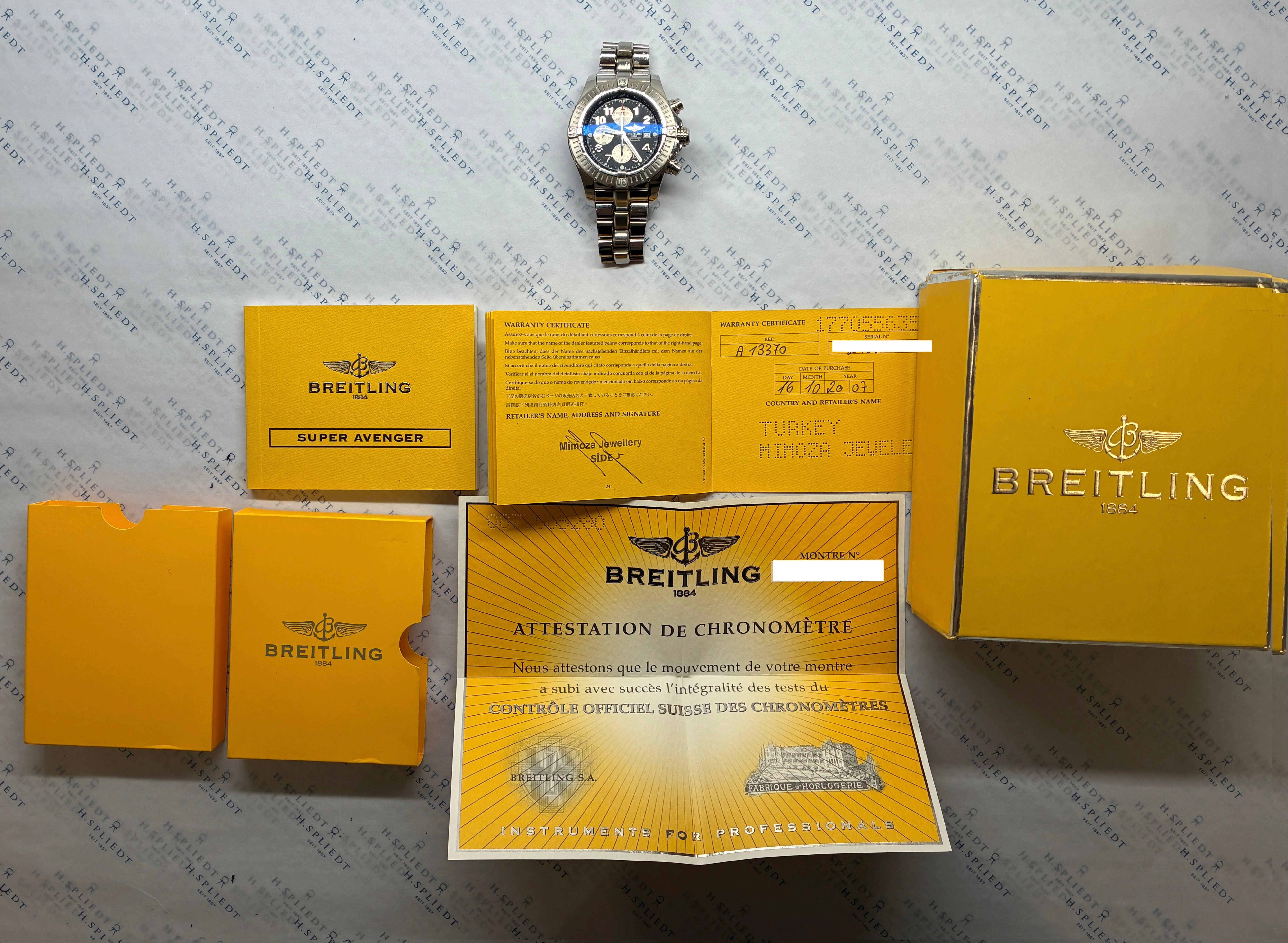 Breitling Super Avenger mit blauem Zifferblatt und Stahlarmband auf Hintergrund mit Papieren
