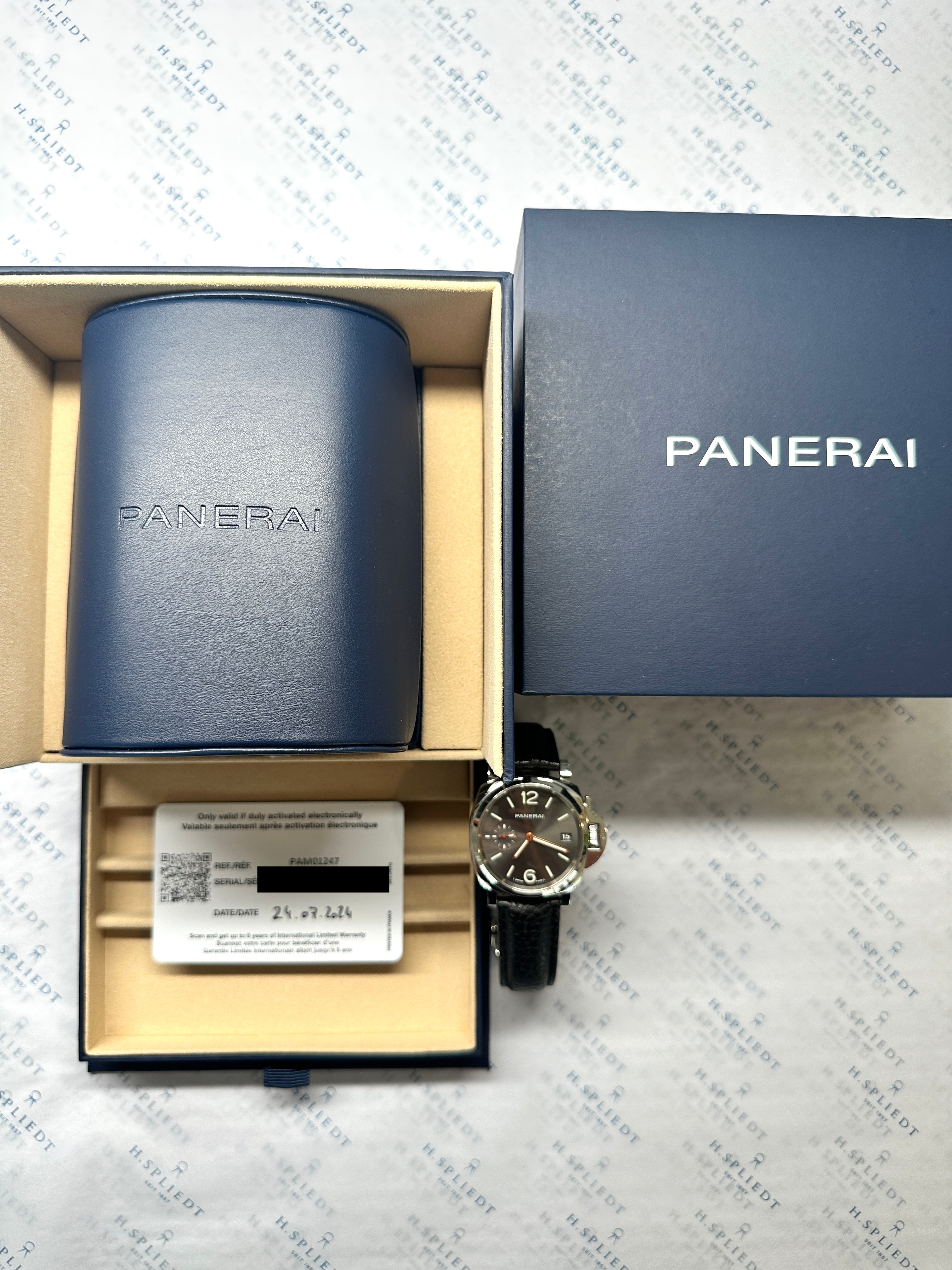Panerai Luminor Due 38mm mit Garantiekarte und Box auf gemustertem Hintergrund