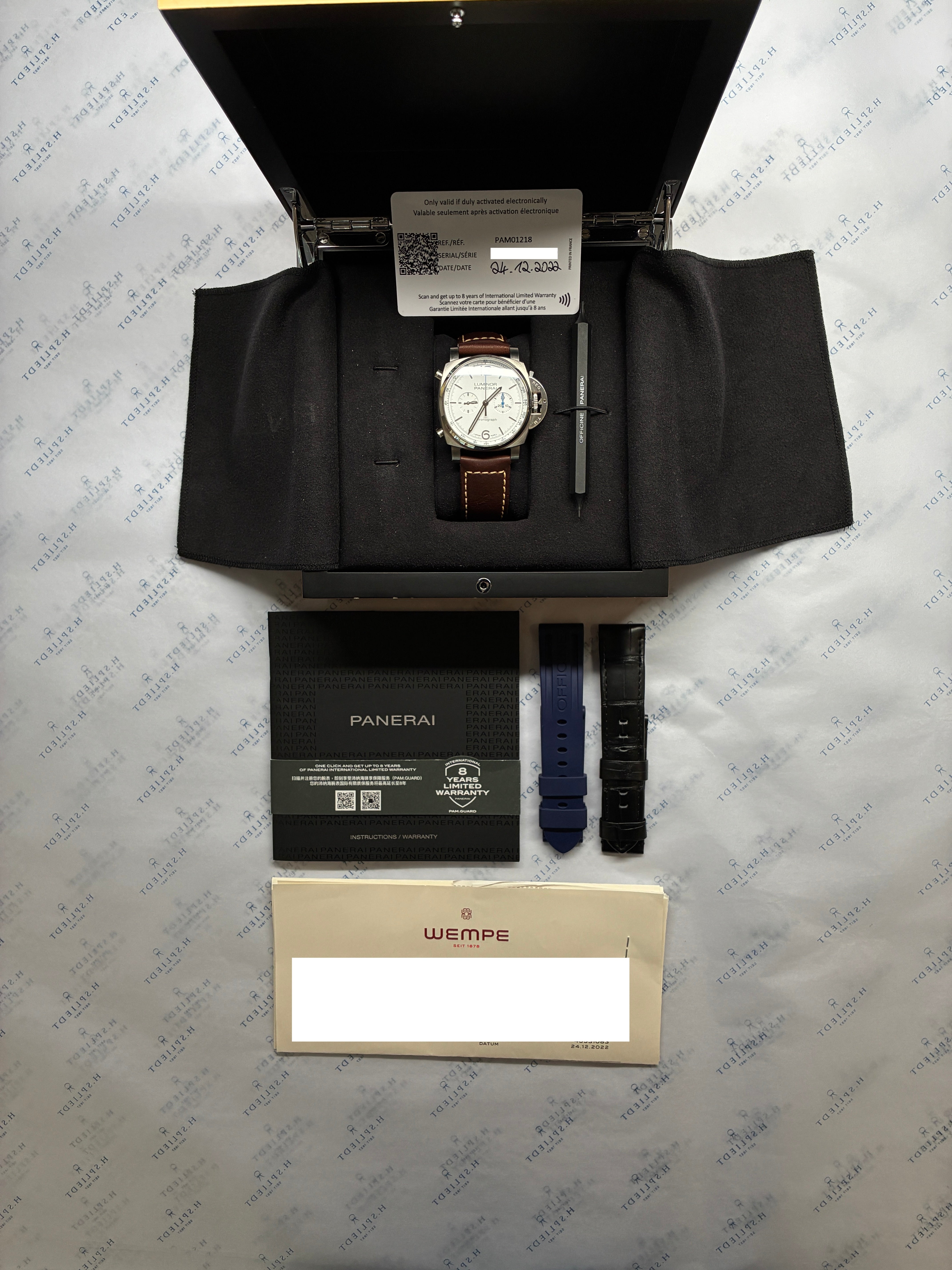 Panerai Luminor Chrono 44 mm Automatik aus Edelstahl mit braunem Lederarmband, Werkzeug und zusätzlichen Armbändern in einem schwarzen Etui