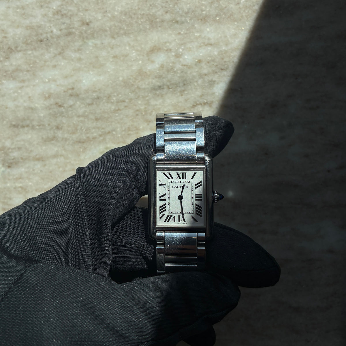 Cartier Tank Must De Cartier / watch only / stainless steel / folding clasp, Vorderansicht mit Zifferblatt, Armband und Krone vor neutralem Hintergrund