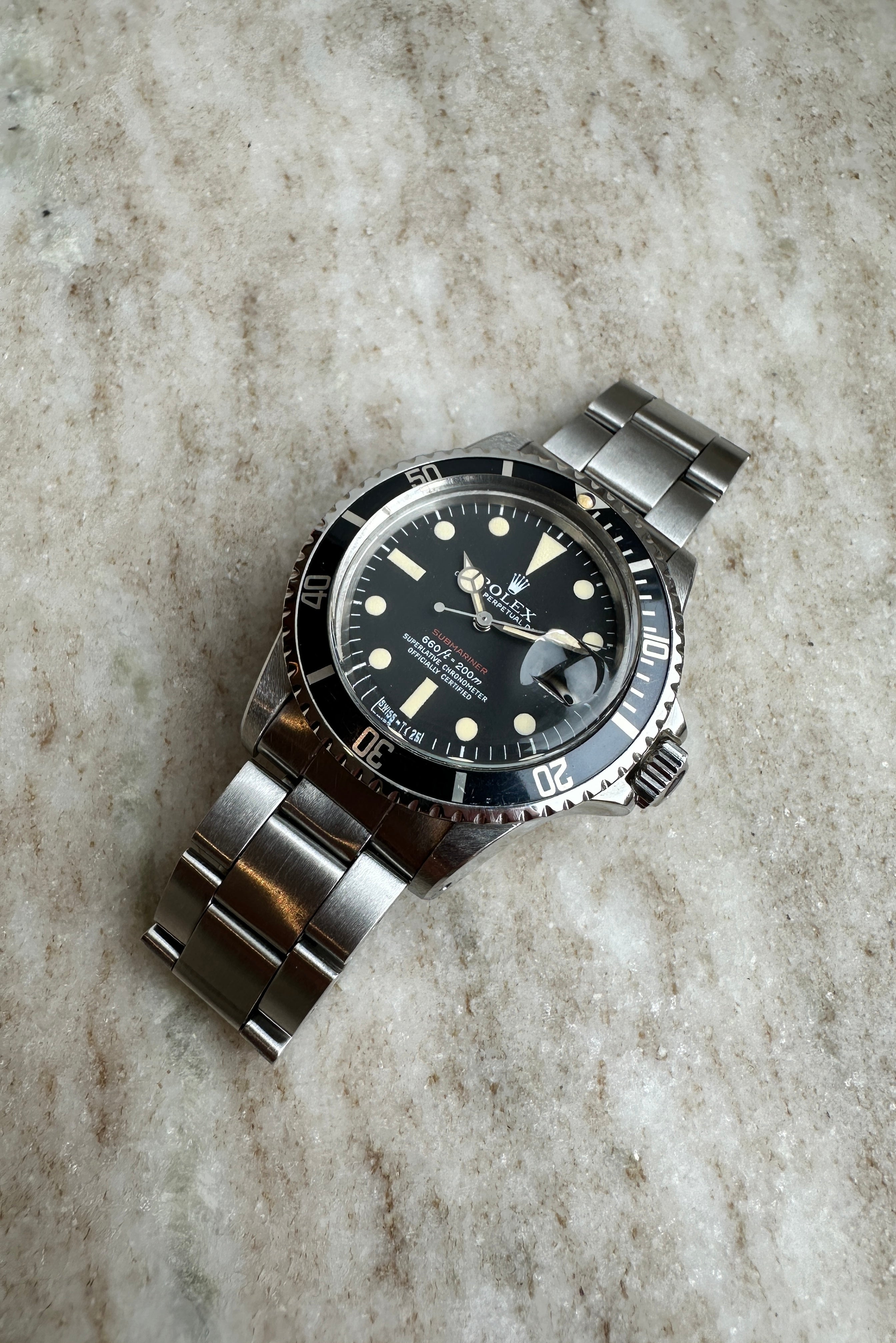 Rolex Submariner Date MK5 Ref. 1680 aus Stahl, Baujahr 1972, auf Marmoruntergrund