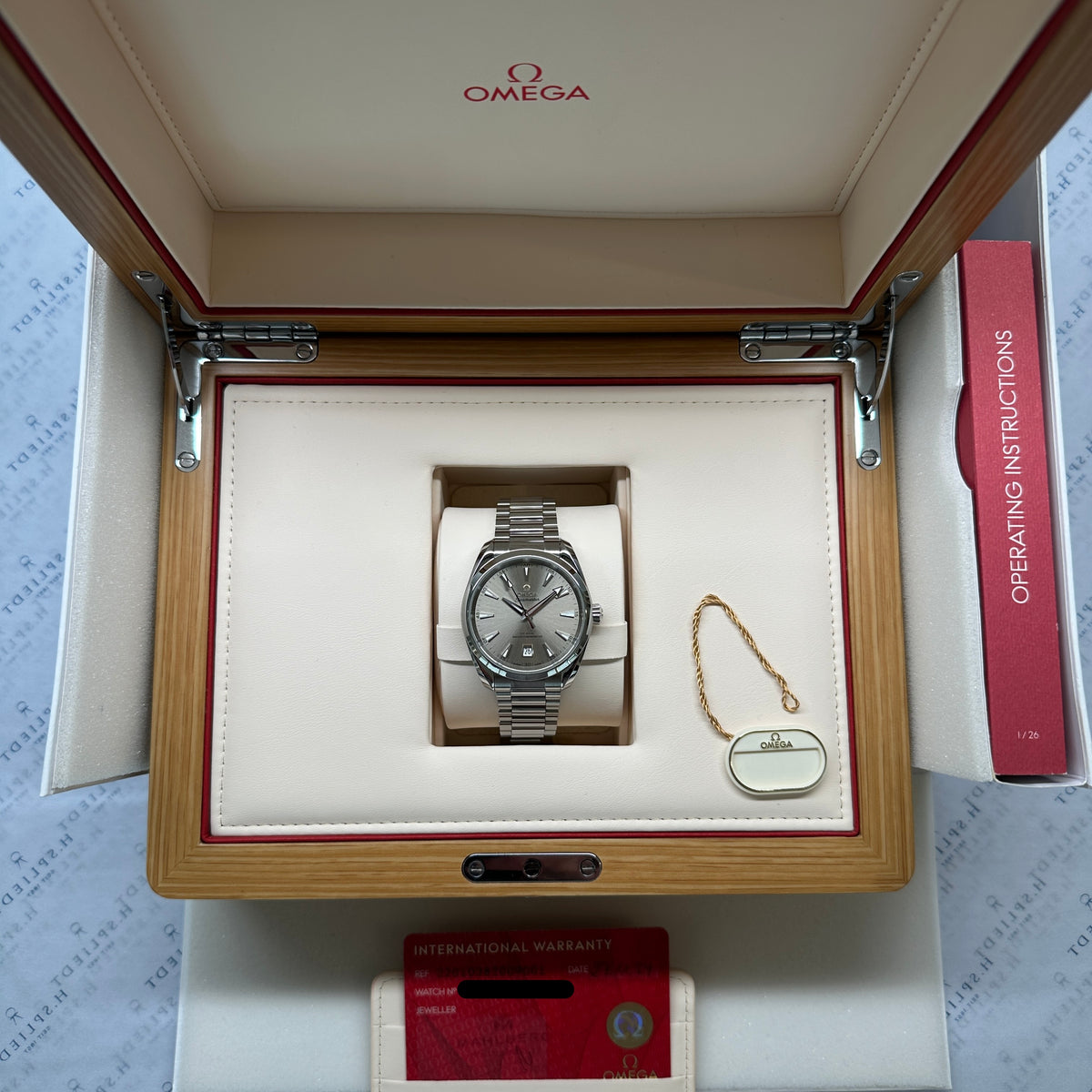 Omega Seamaster Aqua Terra 150M Champagne Dial (38mm) / Full Set / very good Condition / Germany / Nov. 2024, Gesamtansicht mit Box, Zifferblatt und Unterlagen vor neutralem Hintergrund