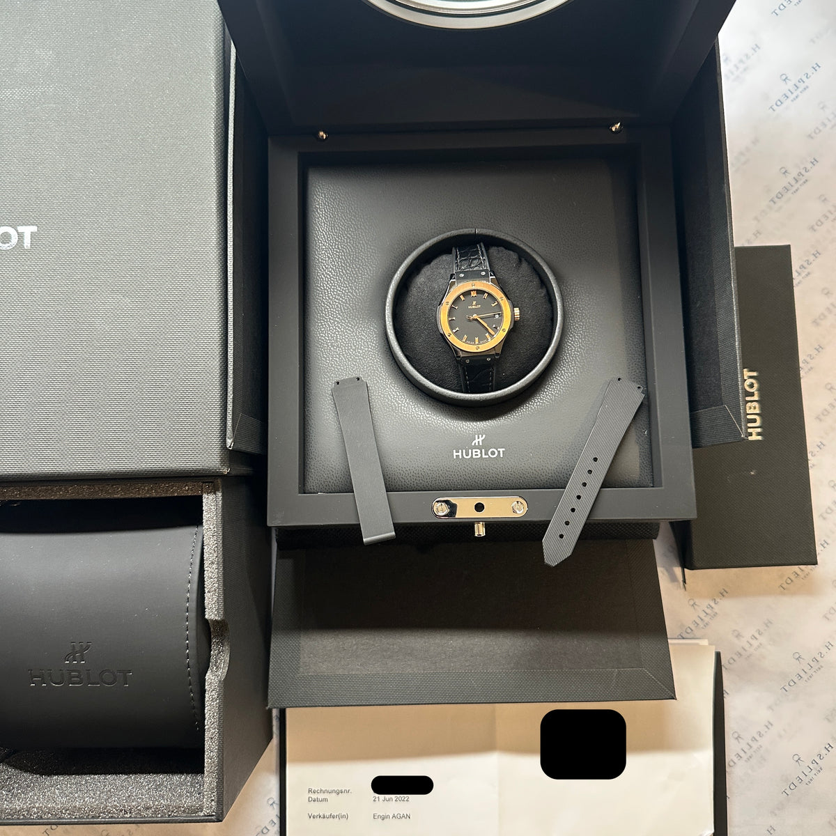 Hublot Classic Fusion Quartz 33mm Ceramic & Gold / Full Set + Invoice + 2nd Rubber + Travel Case / Germany Hublot Boutique 2022, Gesamtansicht mit Box, Zifferblatt und Armband
