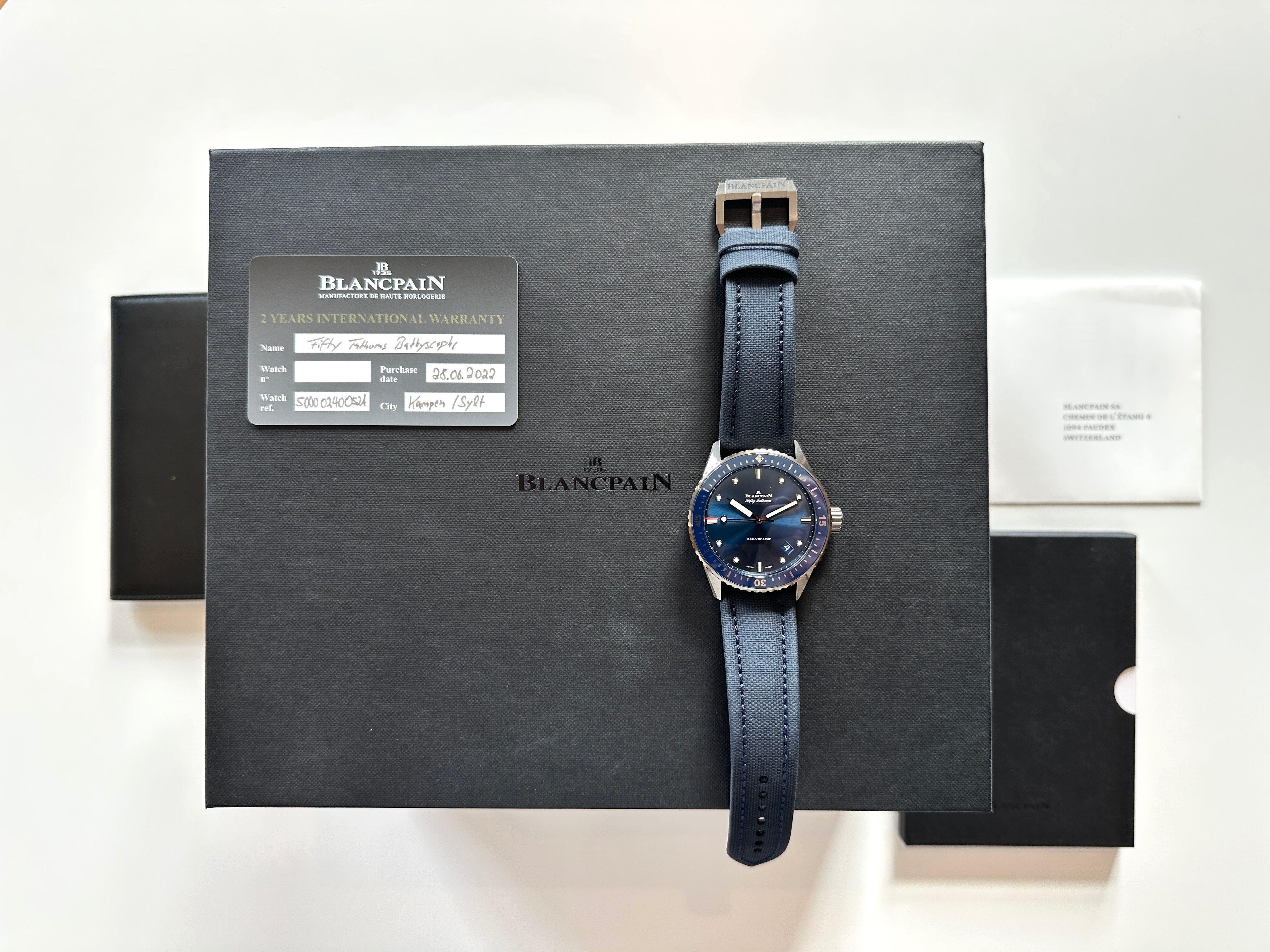 Blancpain Fifty Fathoms Bathyscaphe Ceramic Blue mit blauem Zifferblatt und blauem Armband auf schwarzer Box