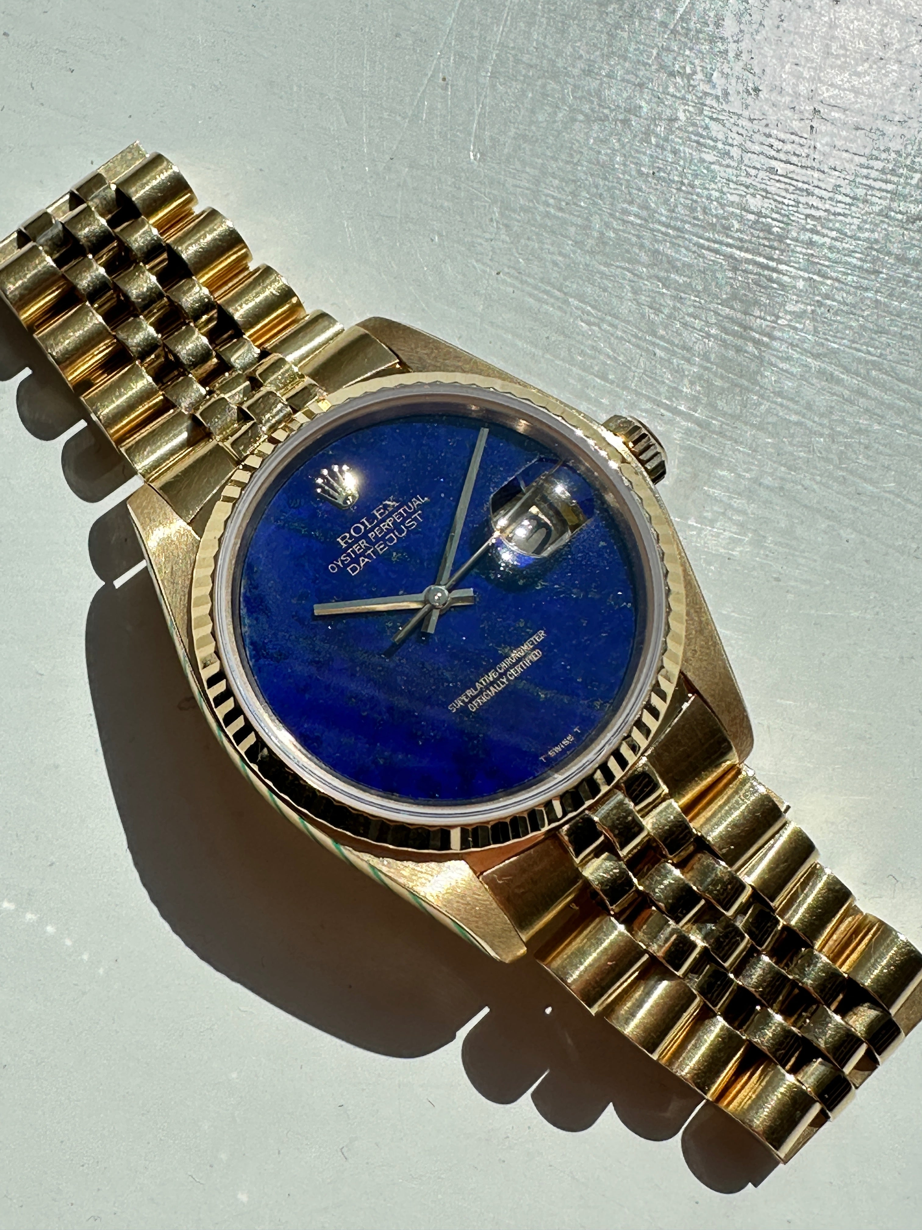 Rolex Datejust 36mm in Gelbgold mit Lapis-Lazuli-Zifferblatt und Jubilée-Armband schräg von oben