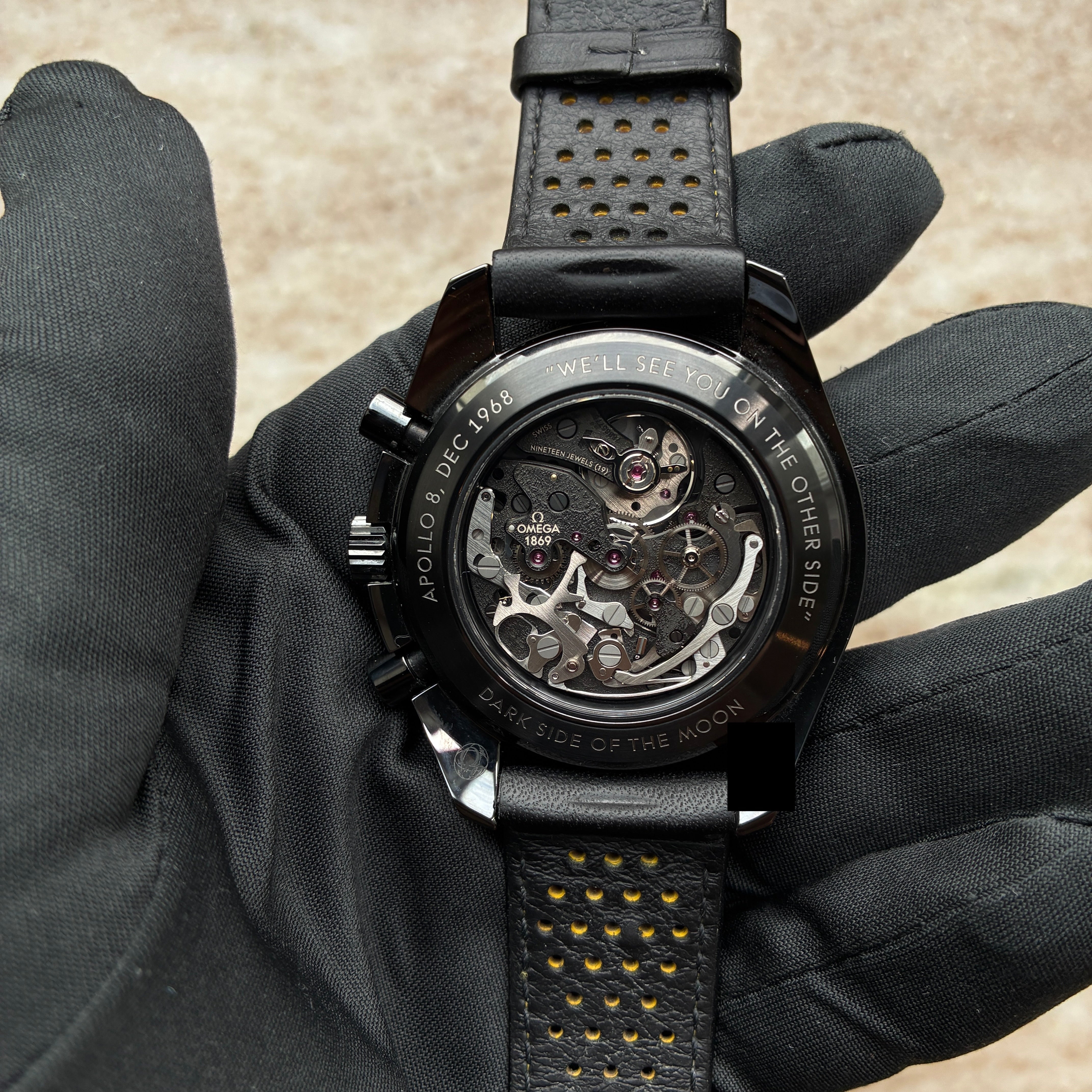 Omega Speedmaster Dark Side Of The Moon mit schwarzem Keramikgehäuse und Einblick ins Uhrwerk Rückseite