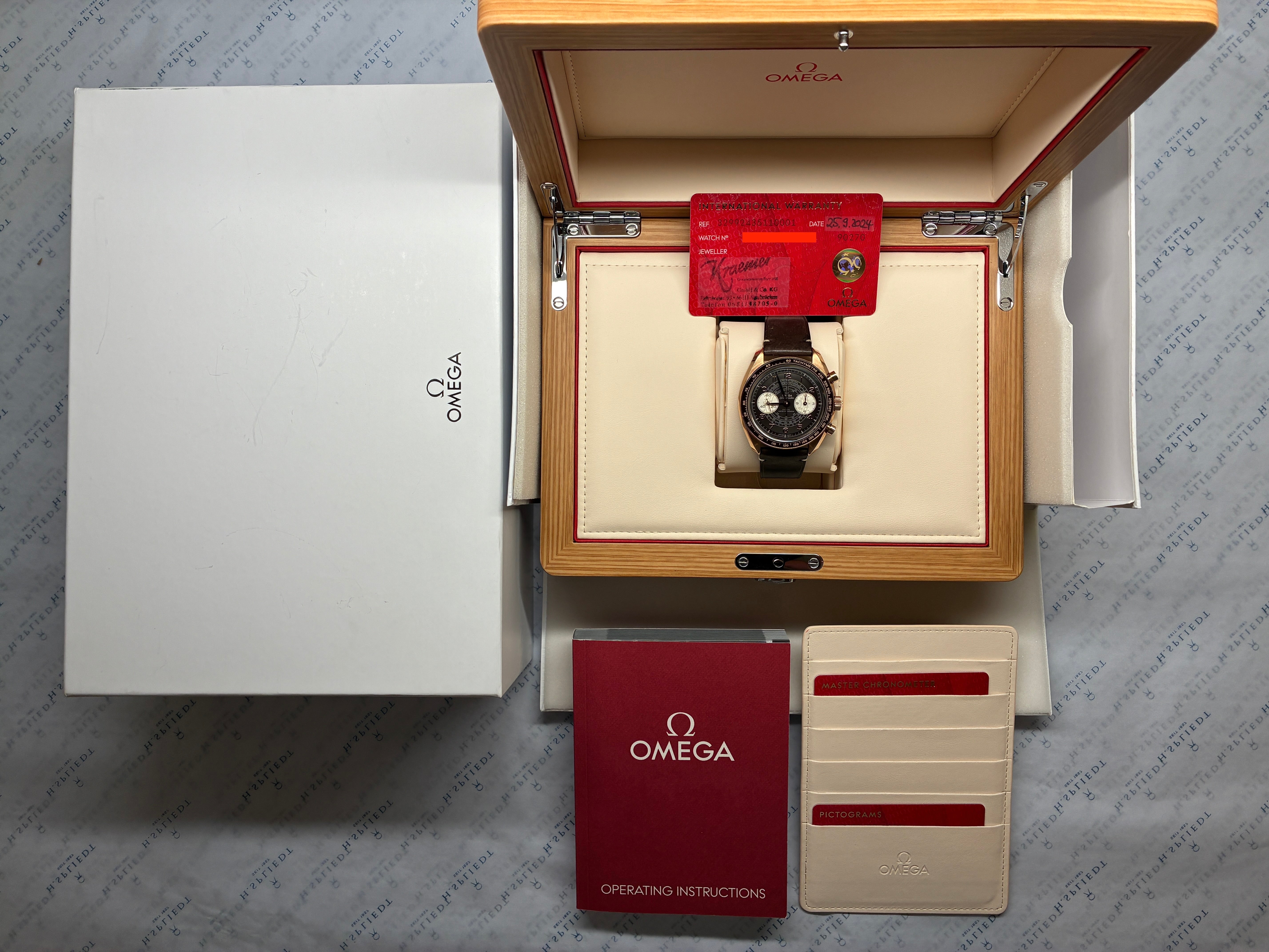 Omega Speedmaster Chronoscope in Gelbgold, Full-Set mit Papieren und Box, Baujahr 2024