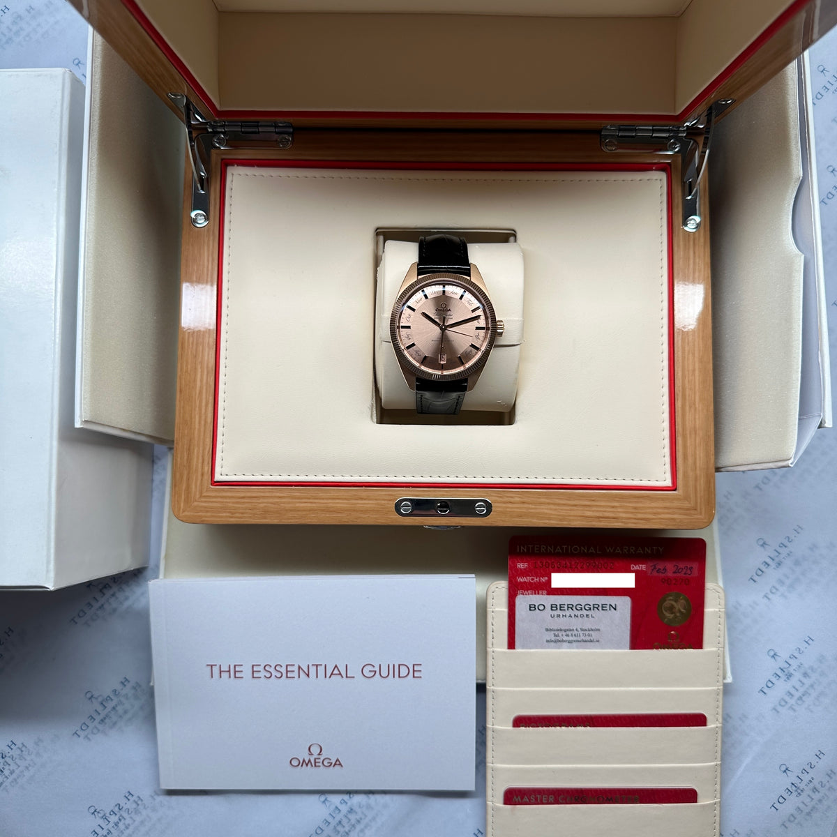 Omega Globemaster Co-axial Master Chronometer Annual Calendar Roségold / Full Set / very good Condition / Germany / 2023, Gesamtansicht mit Zifferblatt, Box und Unterlagen