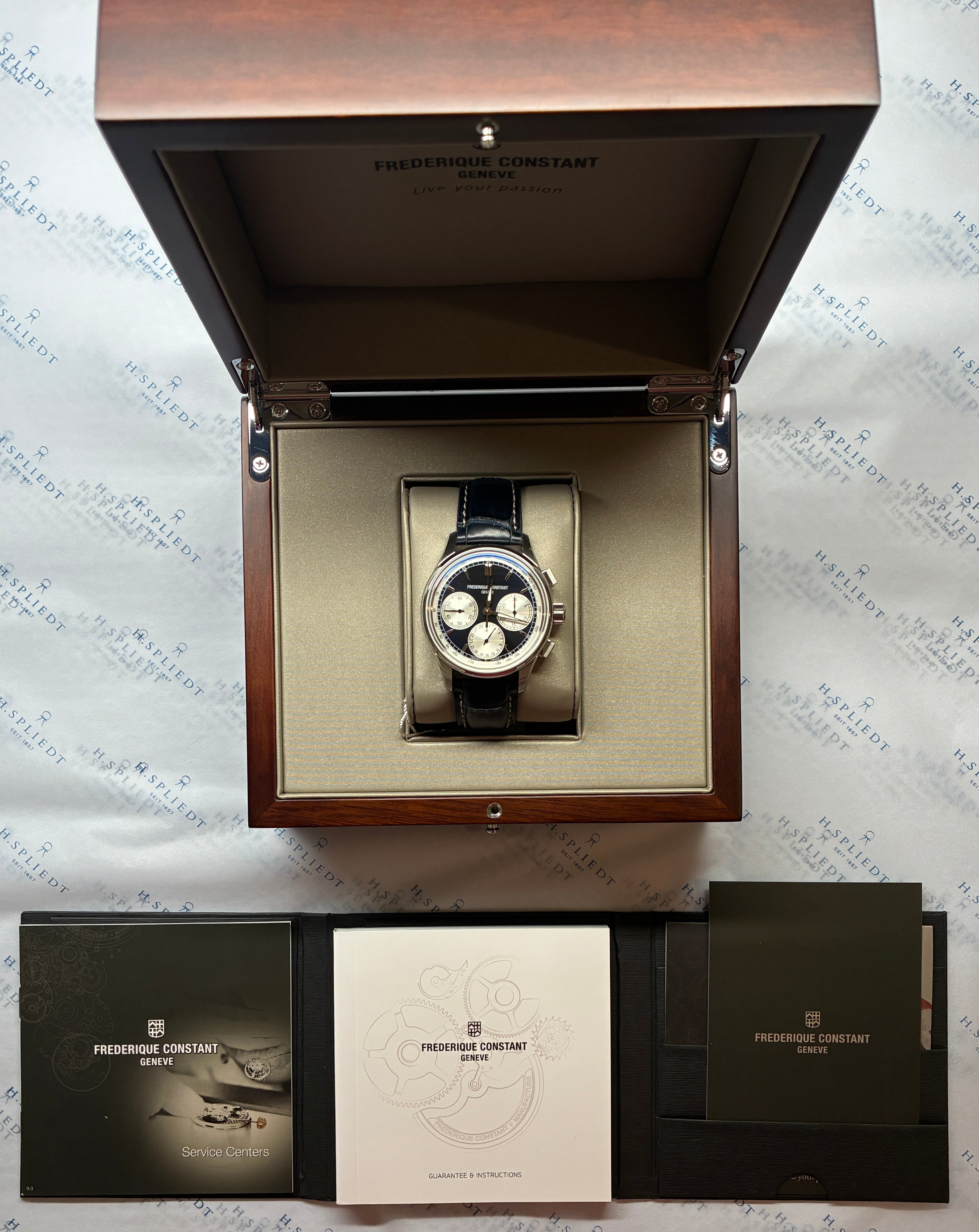 Frederique Constant Manufacture Flyback Chronograph Edelstahl mit schwarzem Lederband in geöffneter Holzbox
