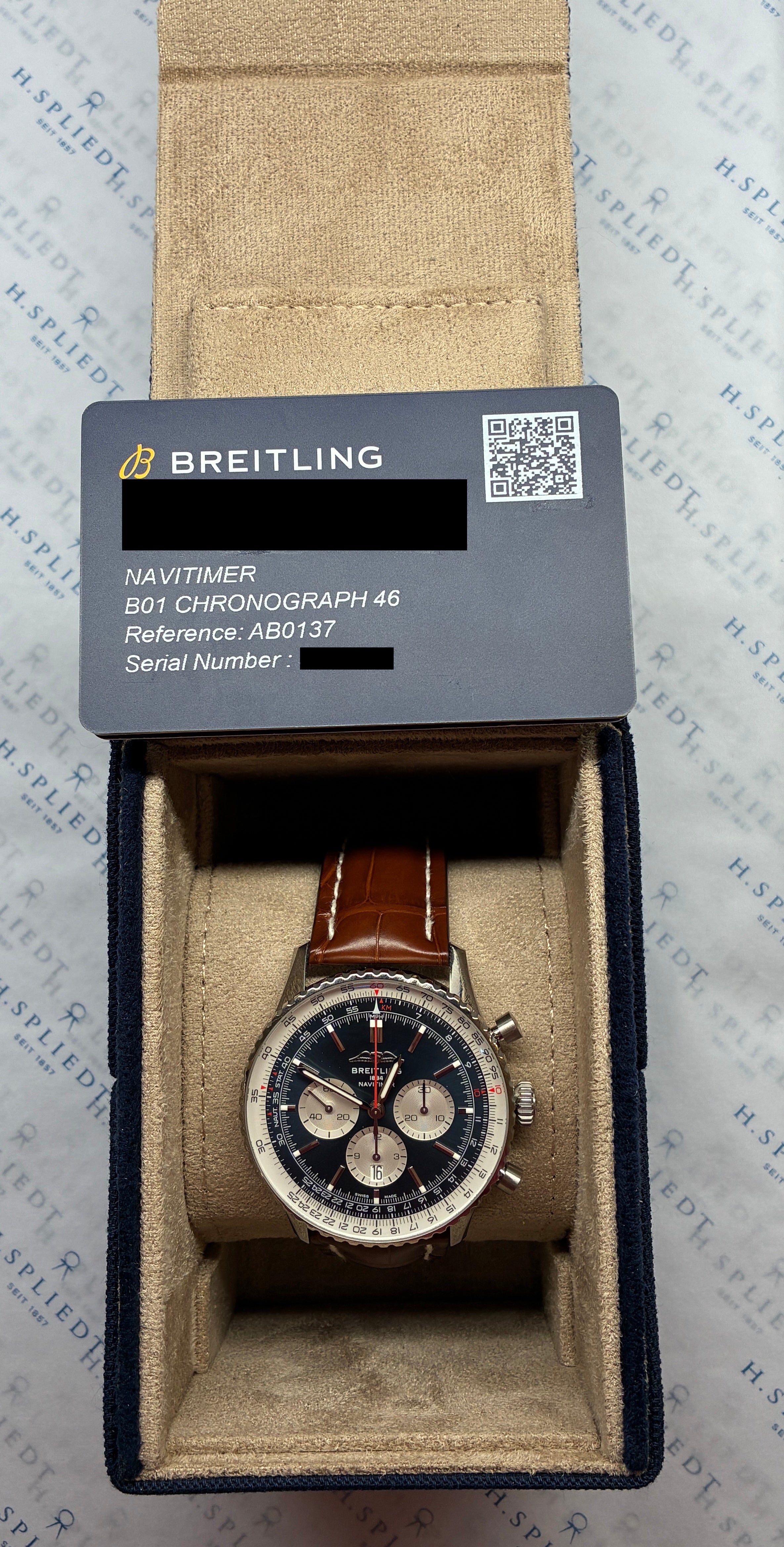 Breitling Navitimer B01 Chronograph 46 mit braunem Lederarmband und blauem Zifferblatt im Karton