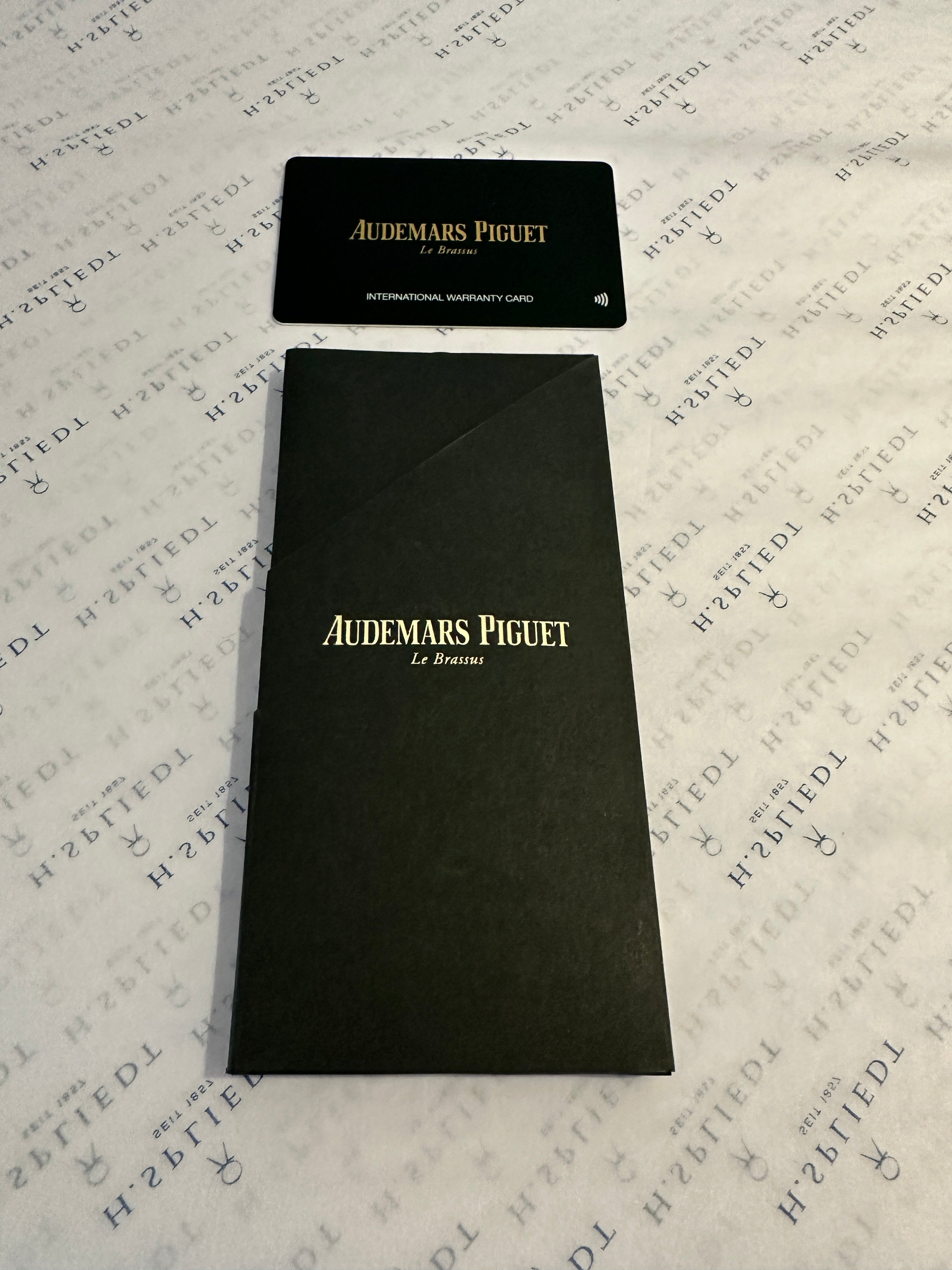 Audemars Piguet Garantiekarte und Hülle auf geprägtem Papier