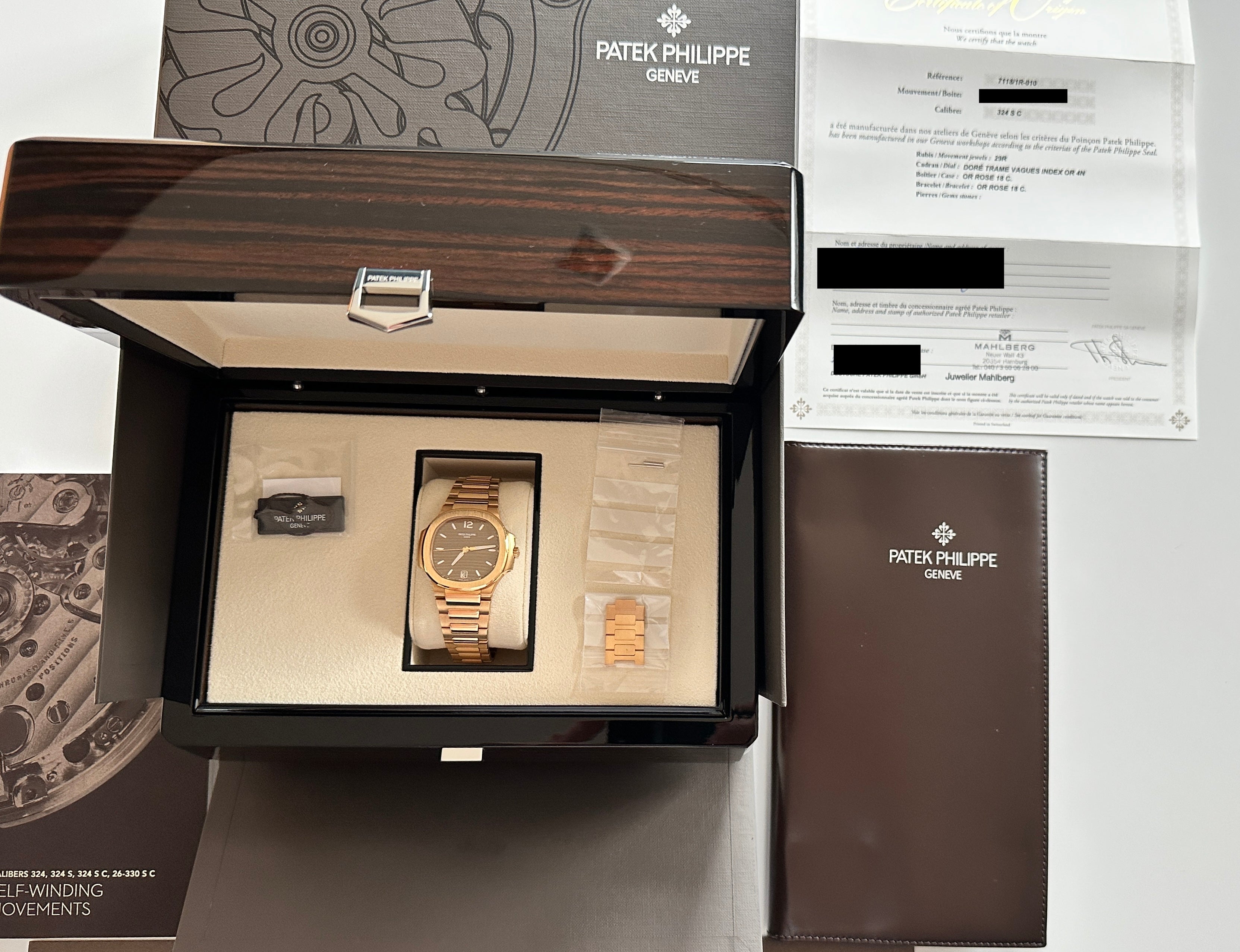 Patek Philippe Nautilus 7118/1R-010 Roségold in geöffneter Box mit Papieren