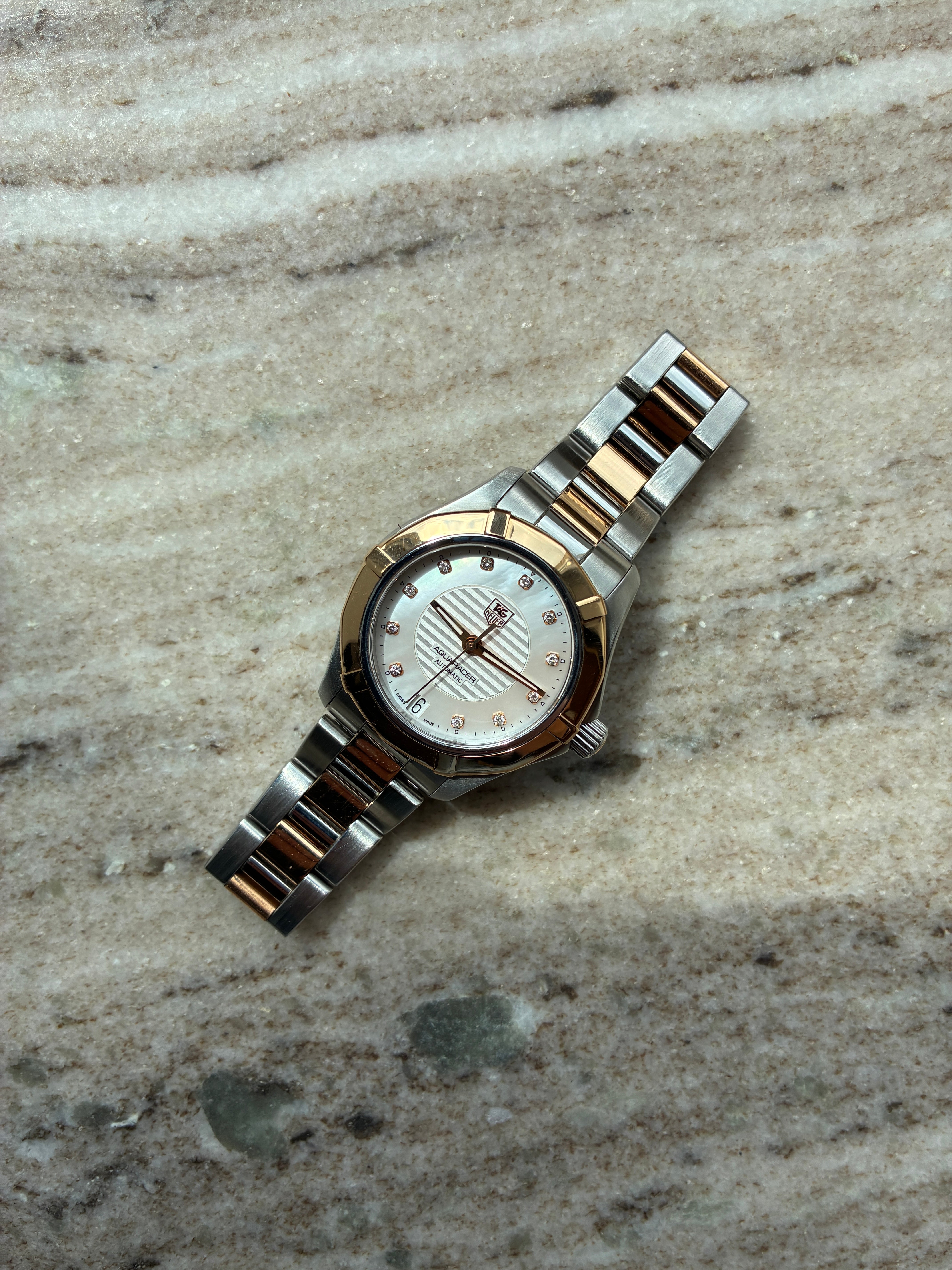 Tag Heuer Aquaracer Damenautomatik mit Stahl- und Goldgehäuse und Diamanten auf weißem Zifferblatt mit zweifarbigem Armband