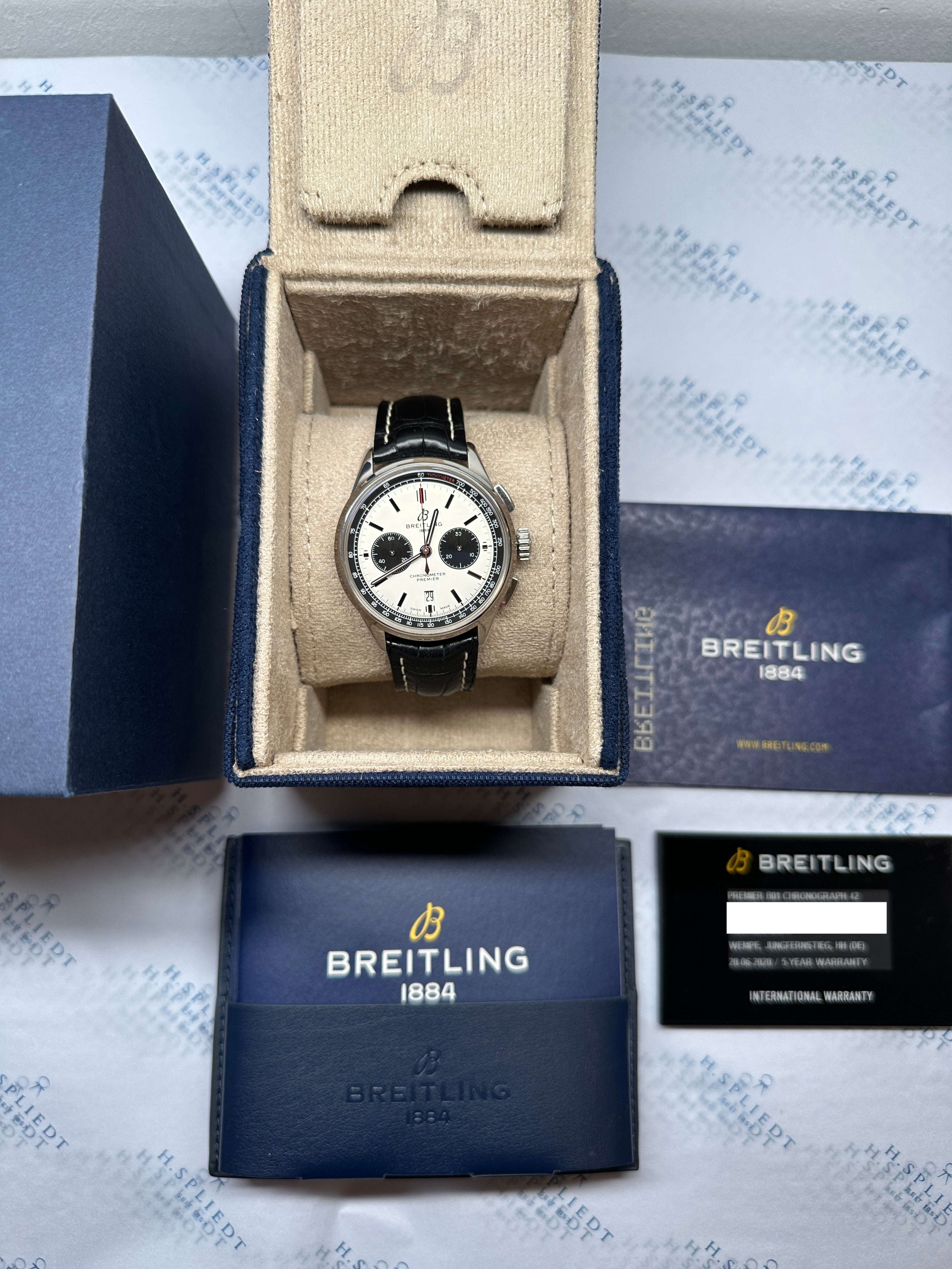 Breitling Premier B01 Chronograph 42 Panda aus Stahl im Full Set auf unscharfem Hintergrund