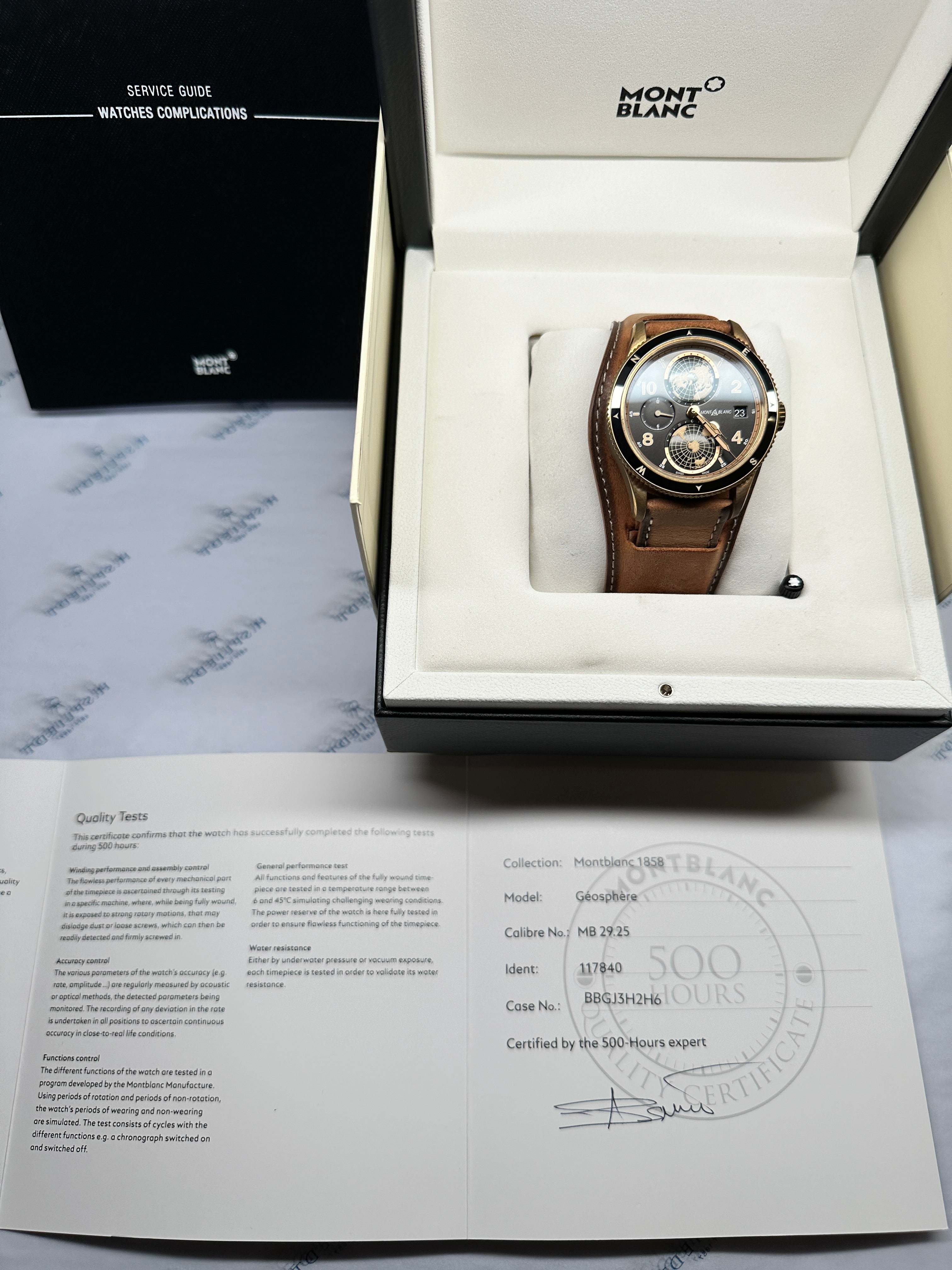 Montblanc 1858 Geosphere mit Bronzegehäuse und braunem Lederarmband in offener Montblanc Box