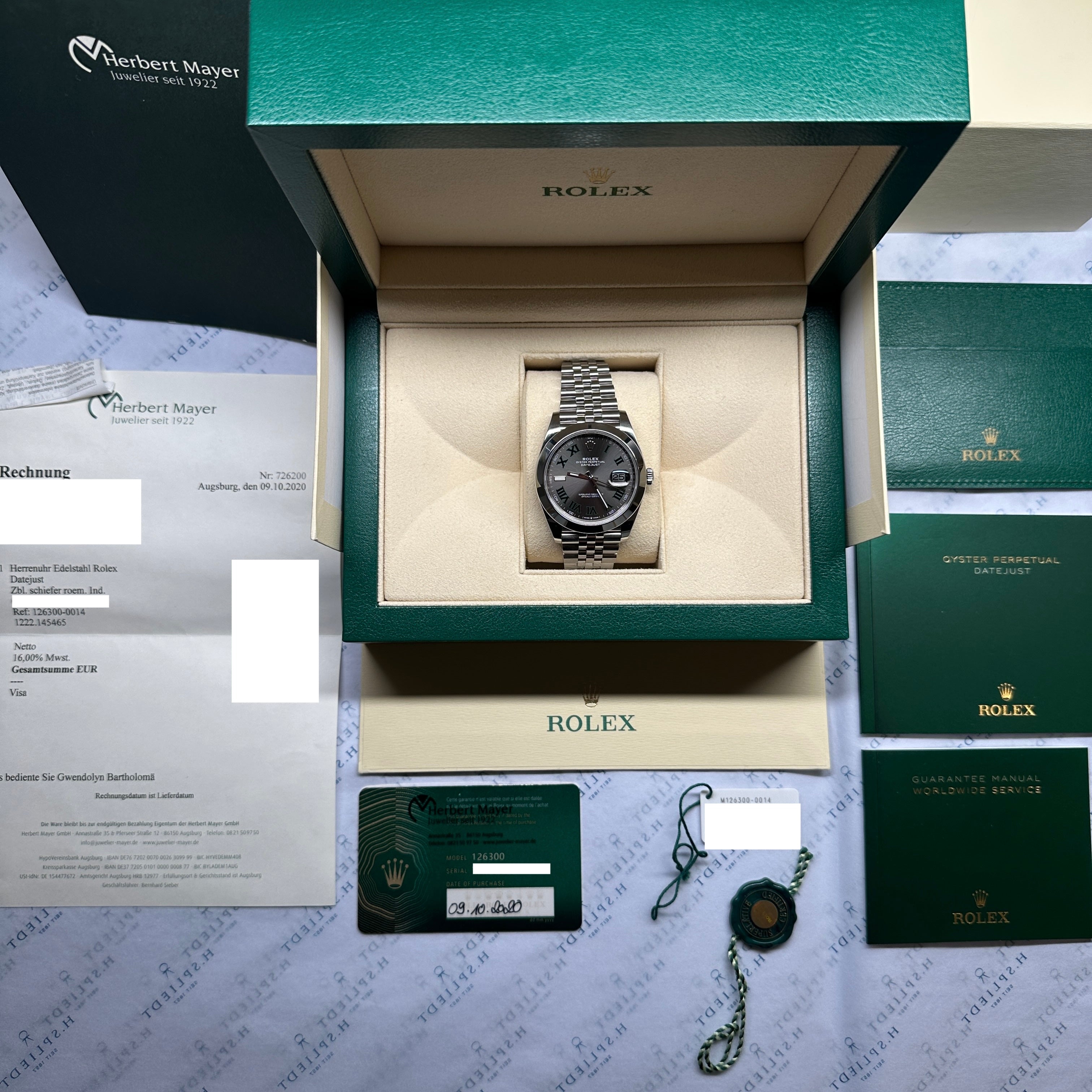 Rolex Datejust 41 Wimbledon 126300 Jubilee im Full Set mit Rechnung auf hellem Untergrund