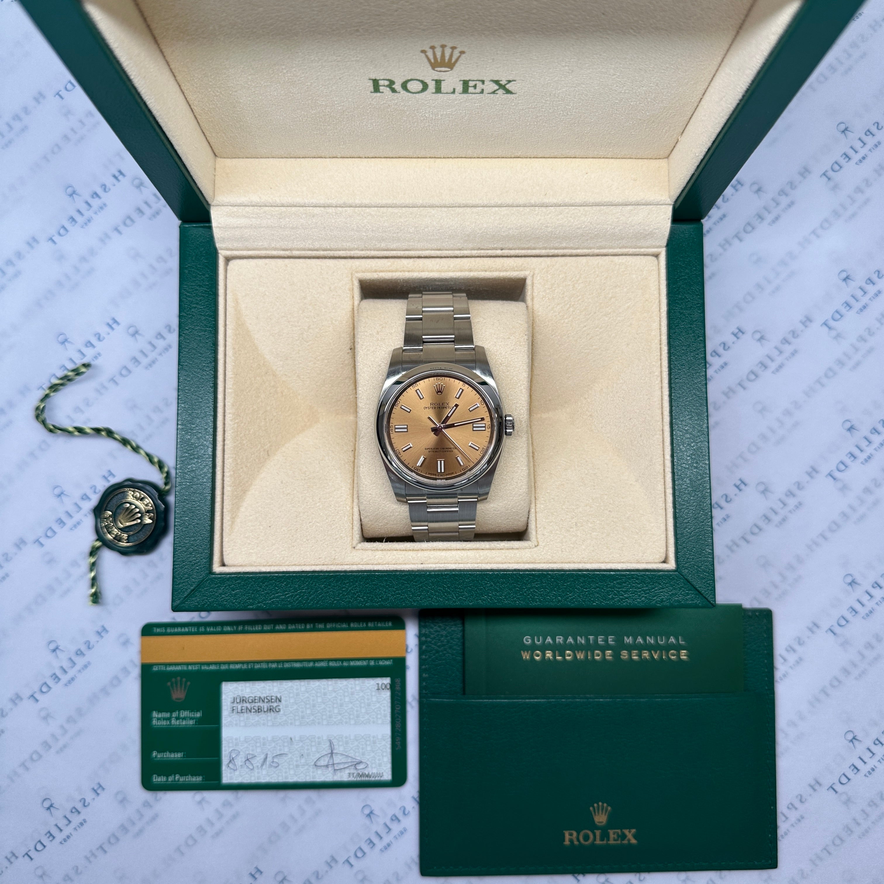 Eine Rolex Oyster Perpetual 36 mit beigem Zifferblatt und Stahlarmband in ihrer Box mit Garantiekarte und Anleitung