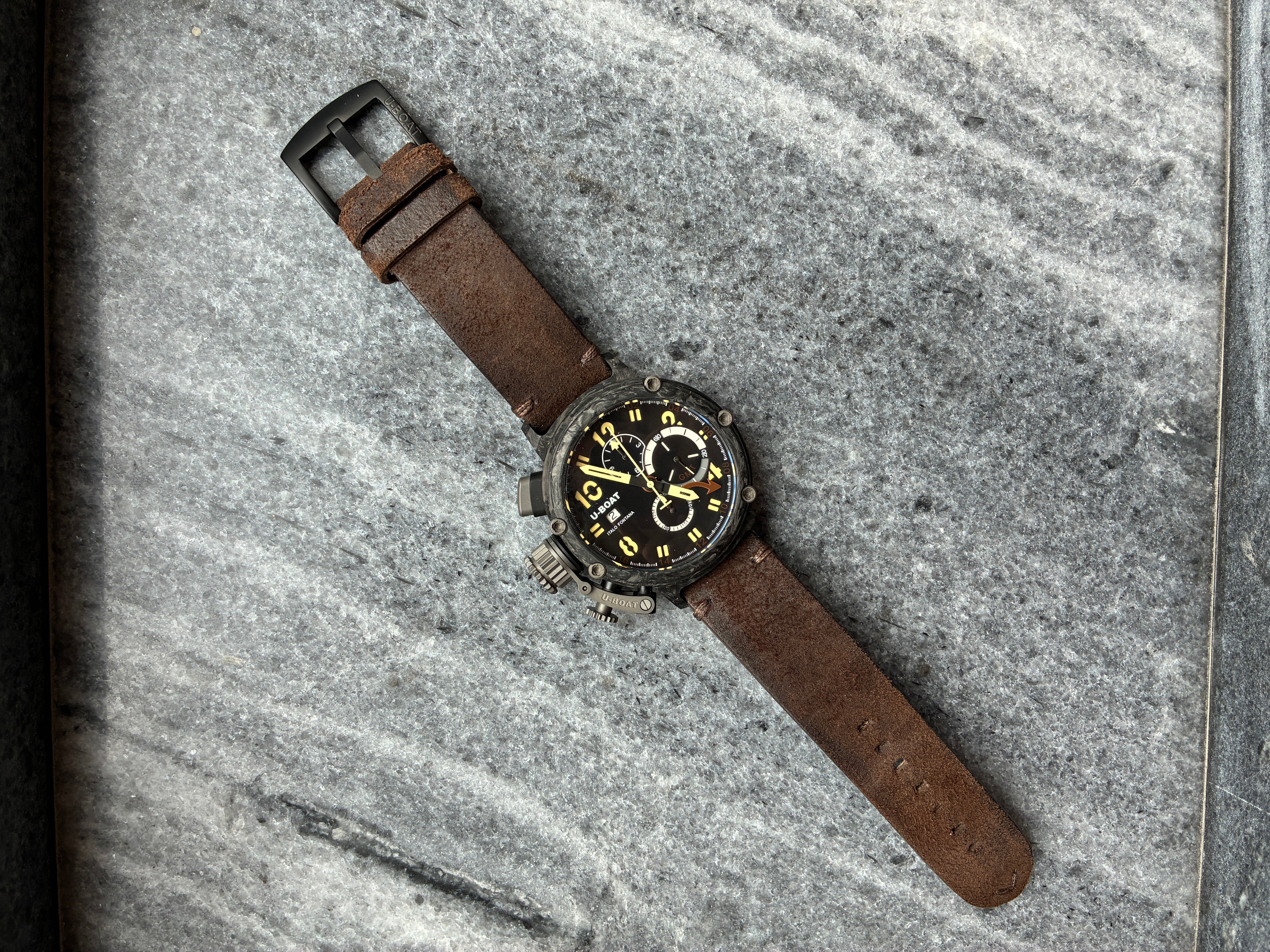 U-Boat Chimera 48 mm Carbon Automatik Uhr mit braunem Lederarmband auf grauem Marmor