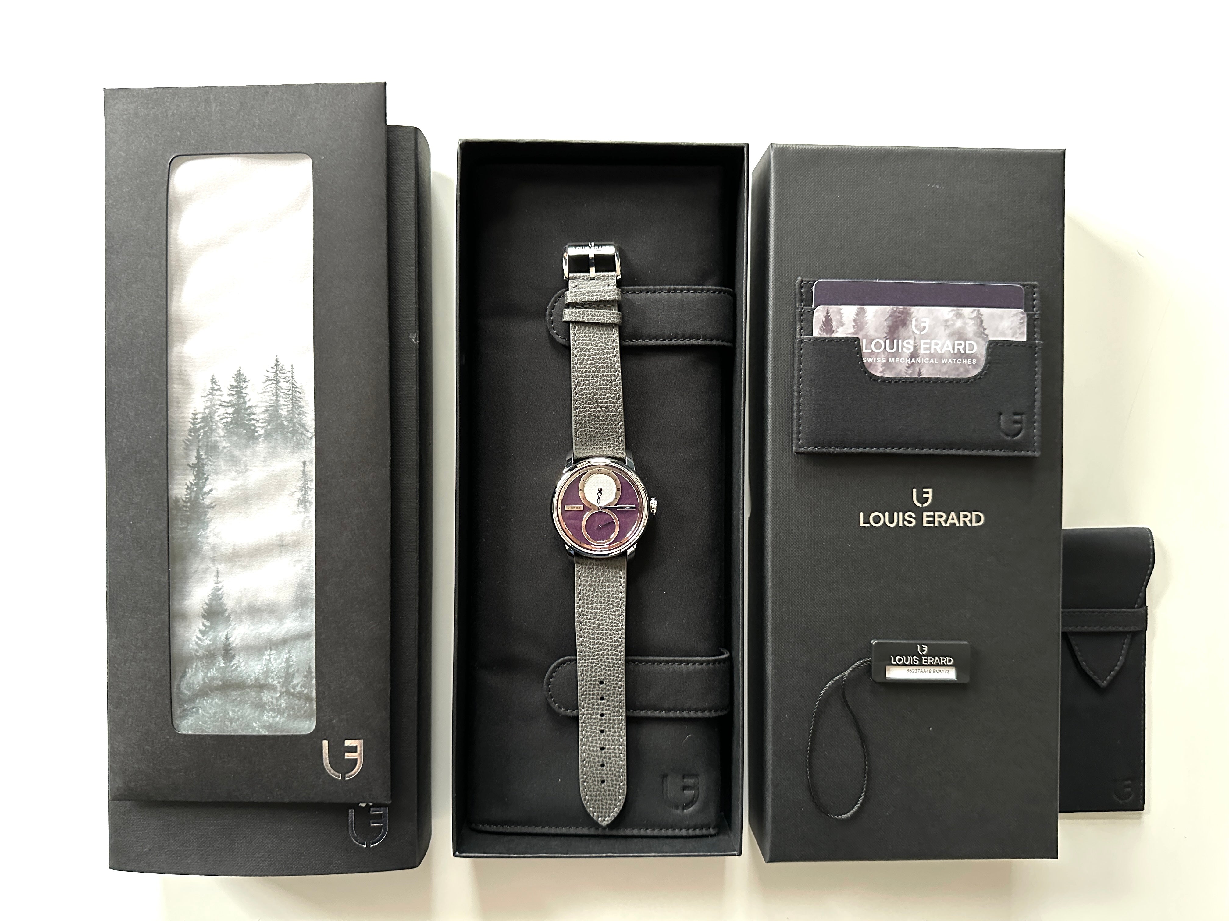 Louis Erard LE RÉGULATEUR x Kudoke Purple Full-Set in grauem Lederetui